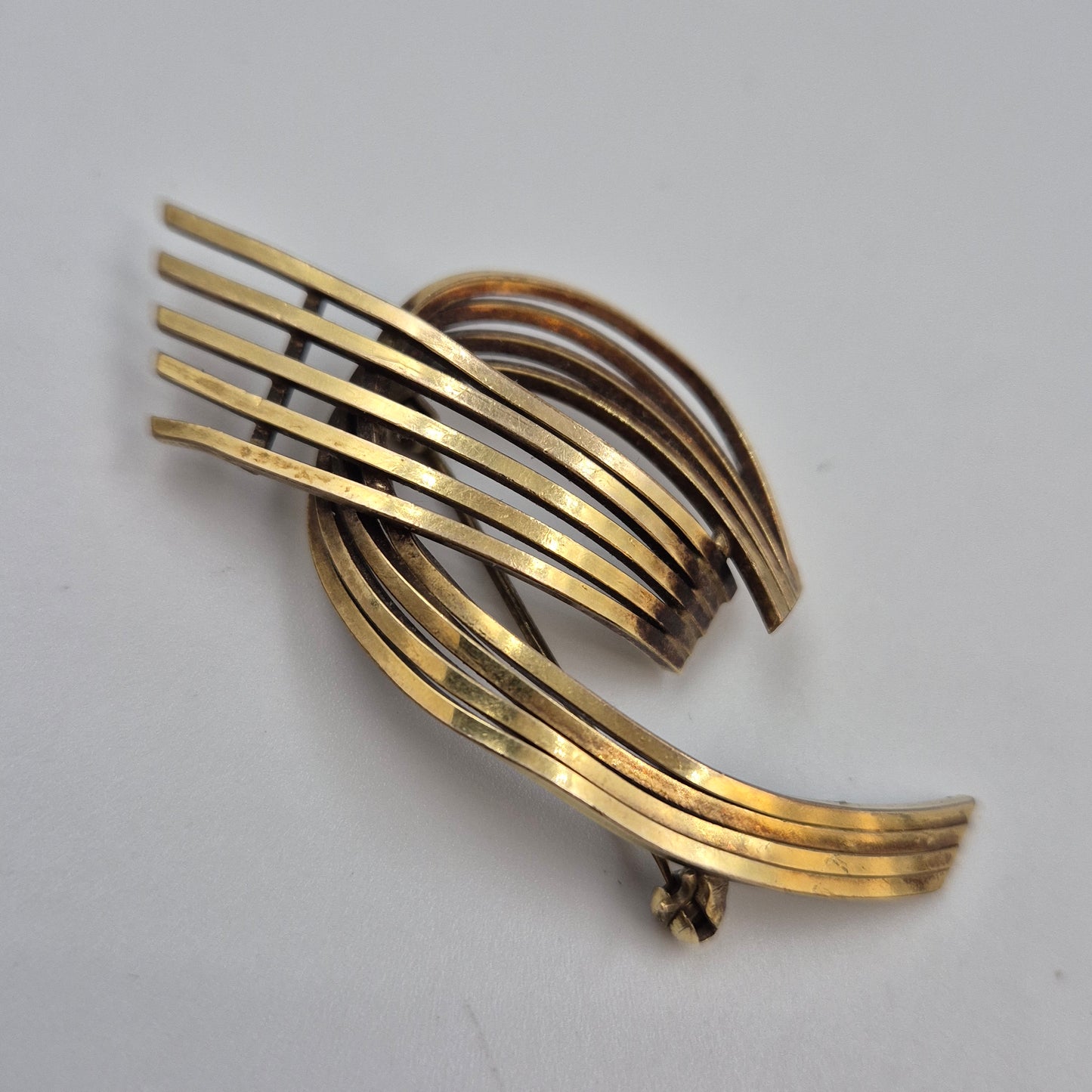 Stilvolle Vintage Brosche – Abstraktes Wellen Design in Goldoptik