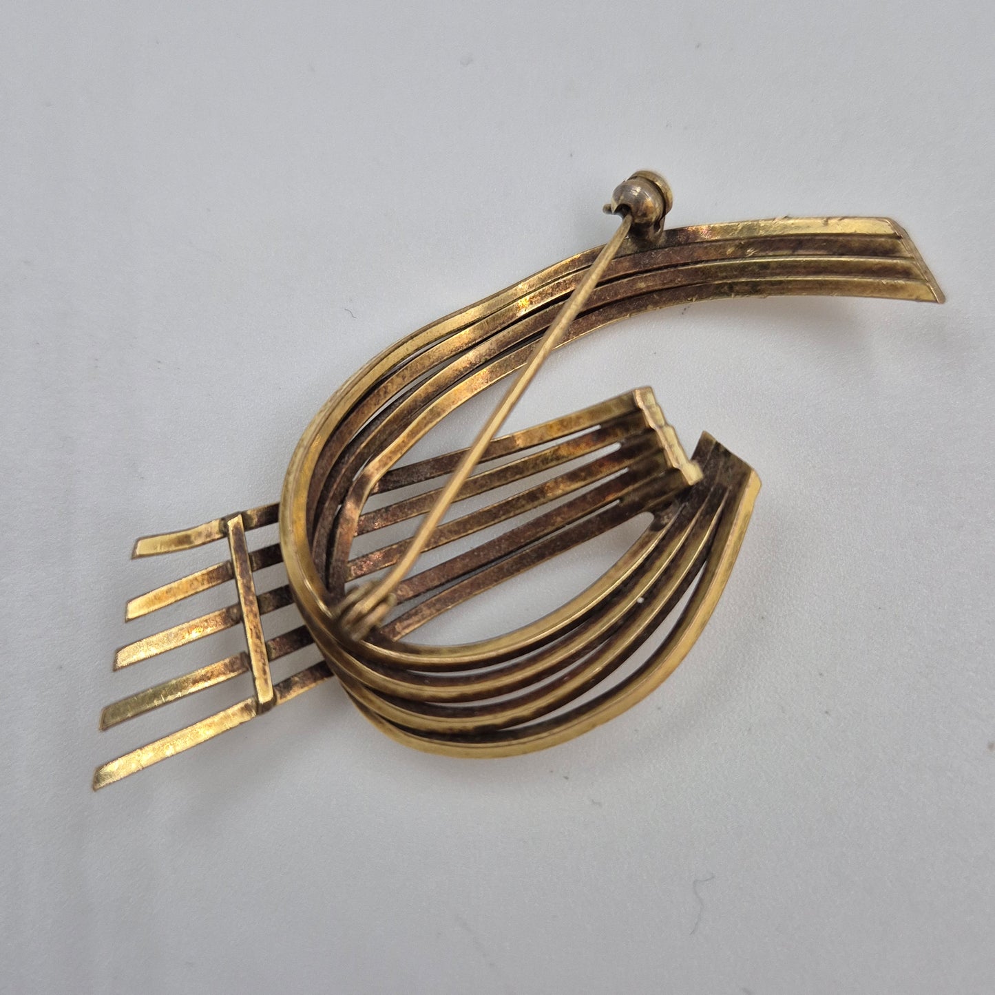 Stilvolle Vintage Brosche – Abstraktes Wellen Design in Goldoptik