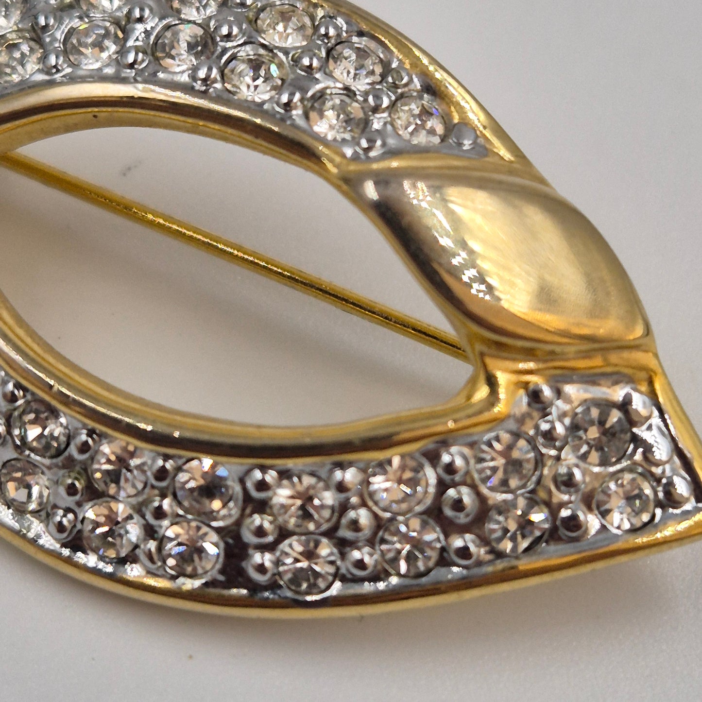 Elegante Vintage Brosche – Marquise-Form mit funkelndem Strass