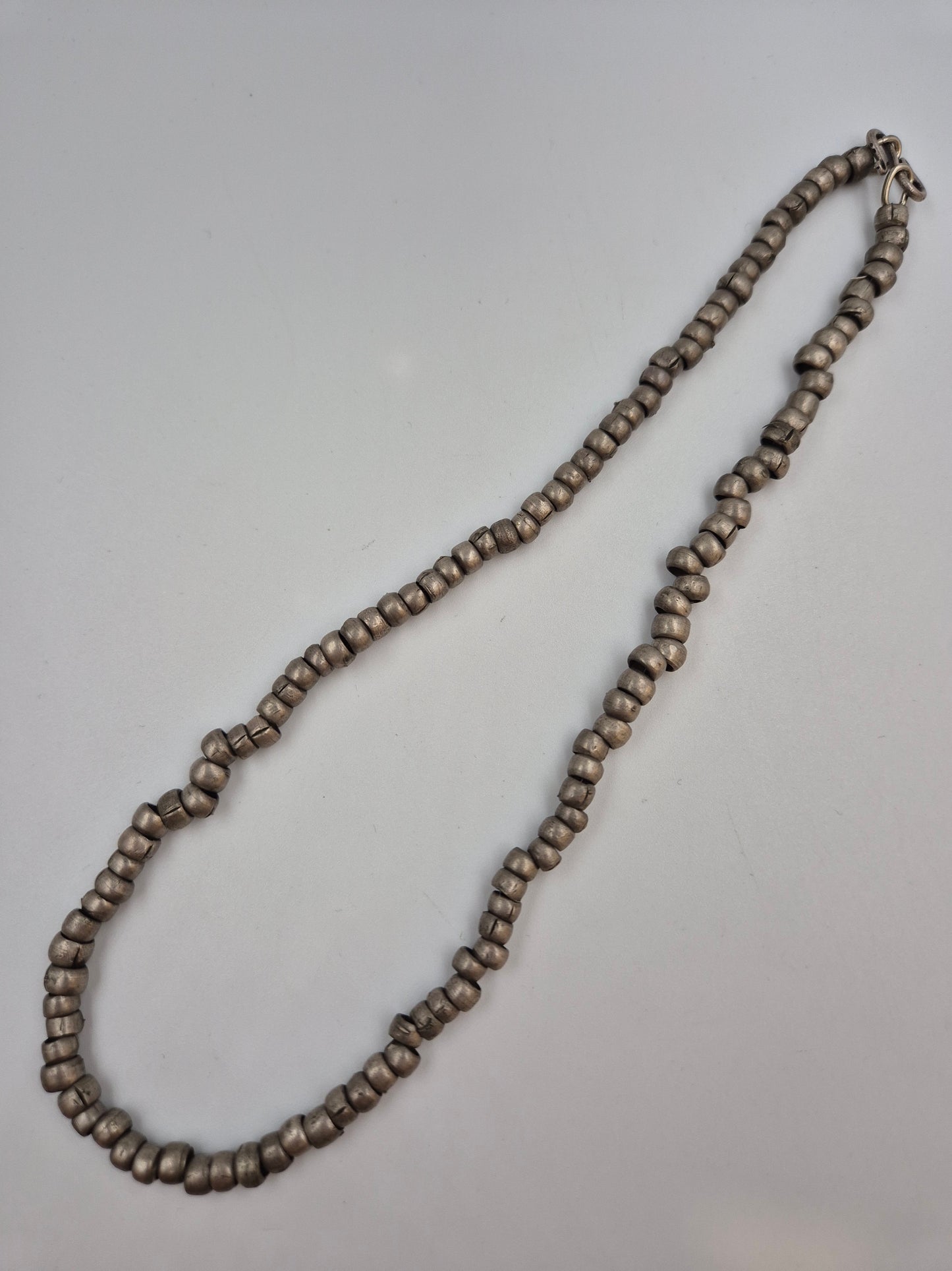 Rustikale Vintage Metallperlen Kette – Ethno Perlenschmuck