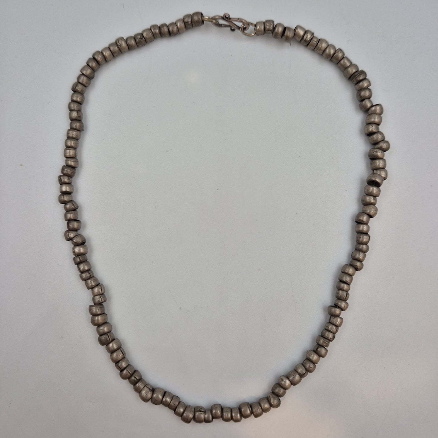 Rustikale Vintage Metallperlen Kette – Ethno Perlenschmuck