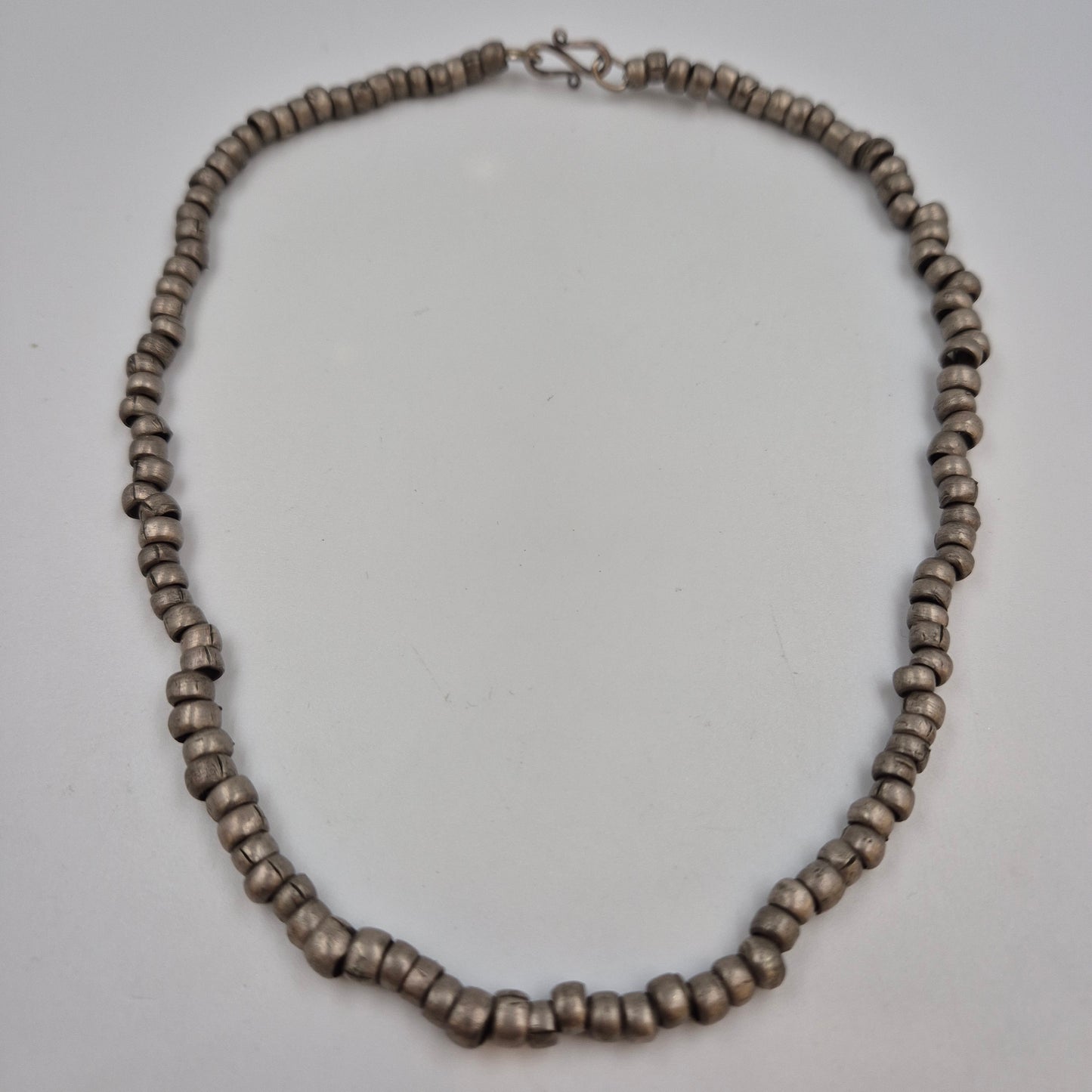 Rustikale Vintage Metallperlen Kette – Ethno Perlenschmuck