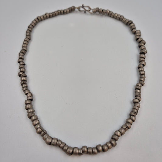 Rustikale Vintage Metallperlen Kette – Ethno Perlenschmuck