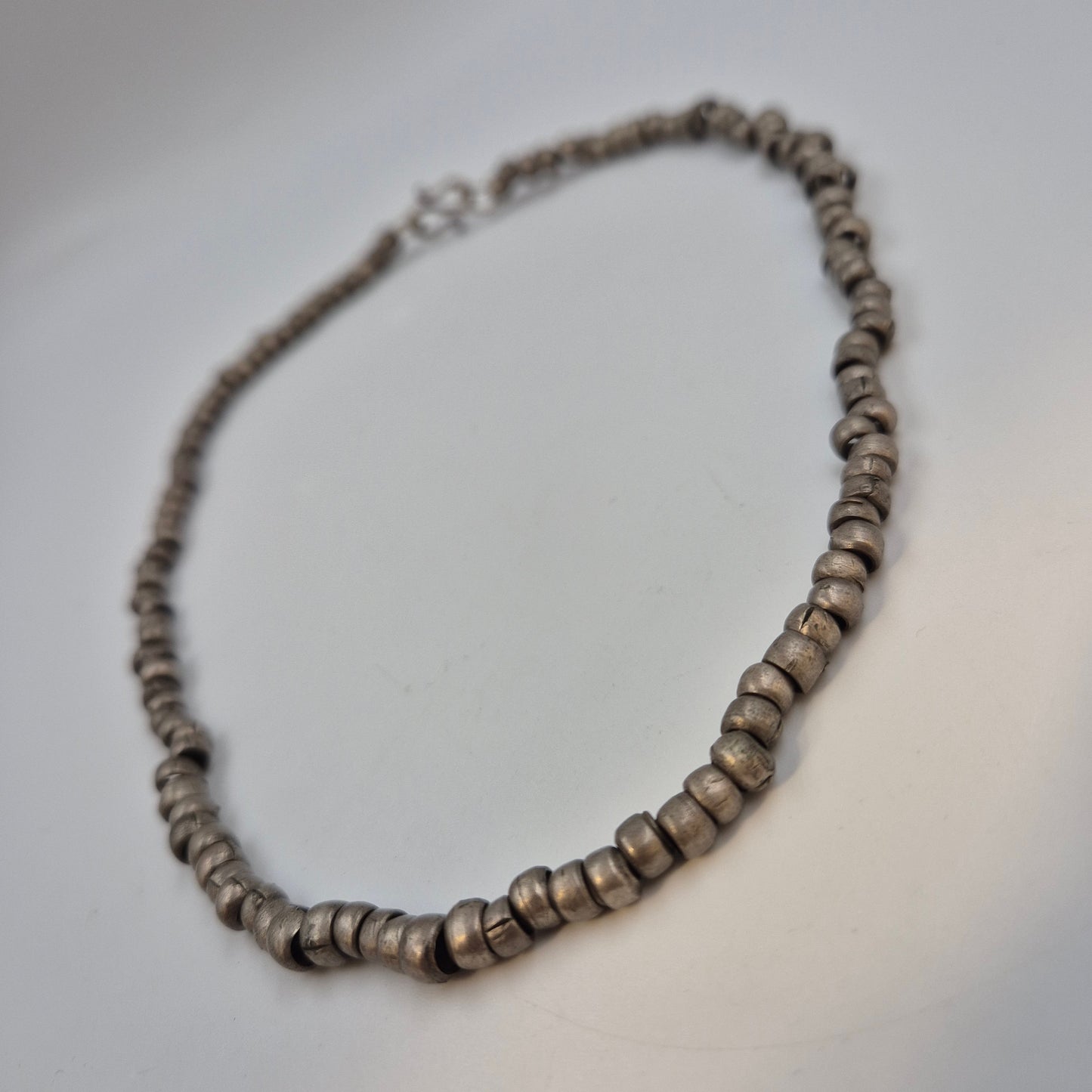 Rustikale Vintage Metallperlen Kette – Ethno Perlenschmuck