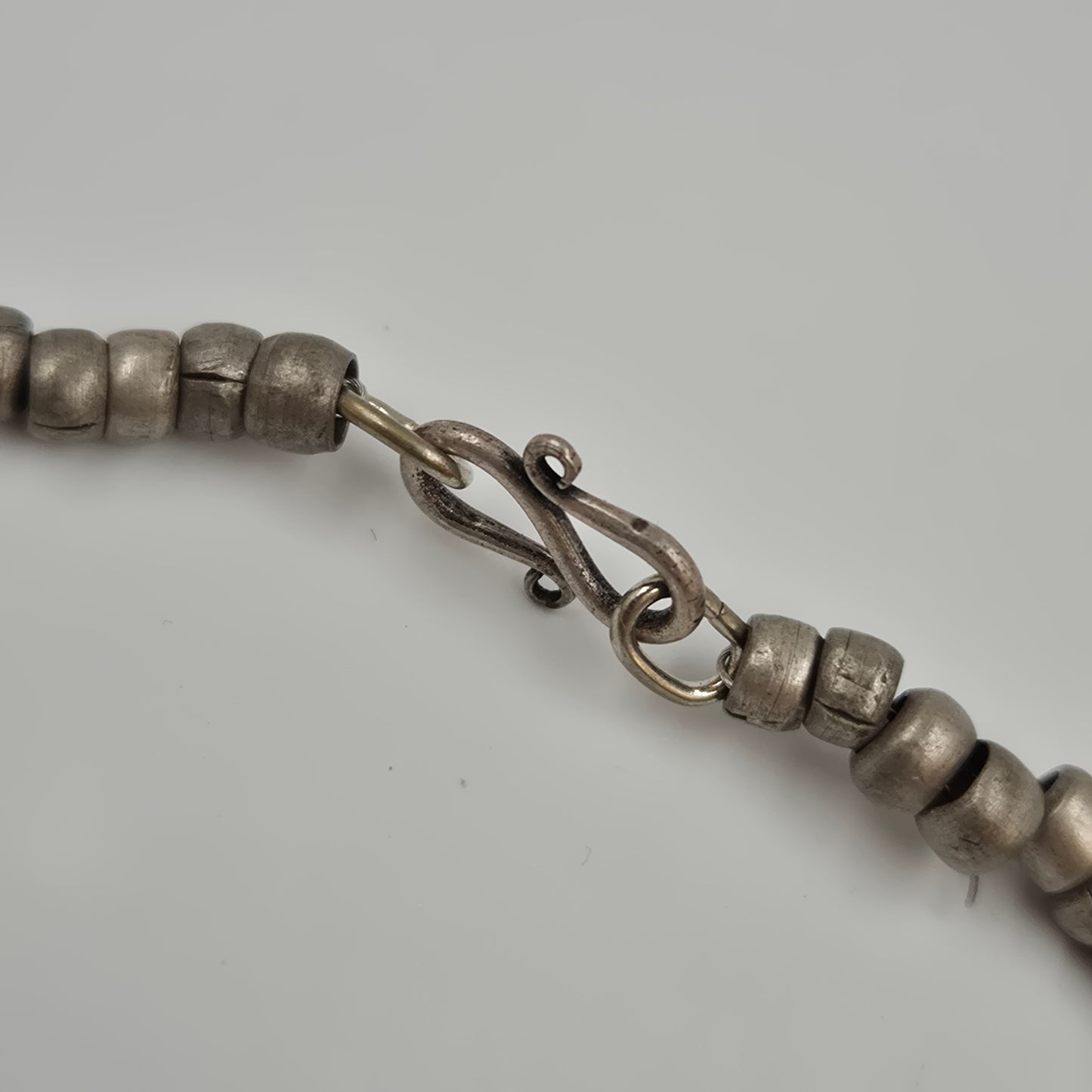 Rustikale Vintage Metallperlen Kette – Ethno Perlenschmuck