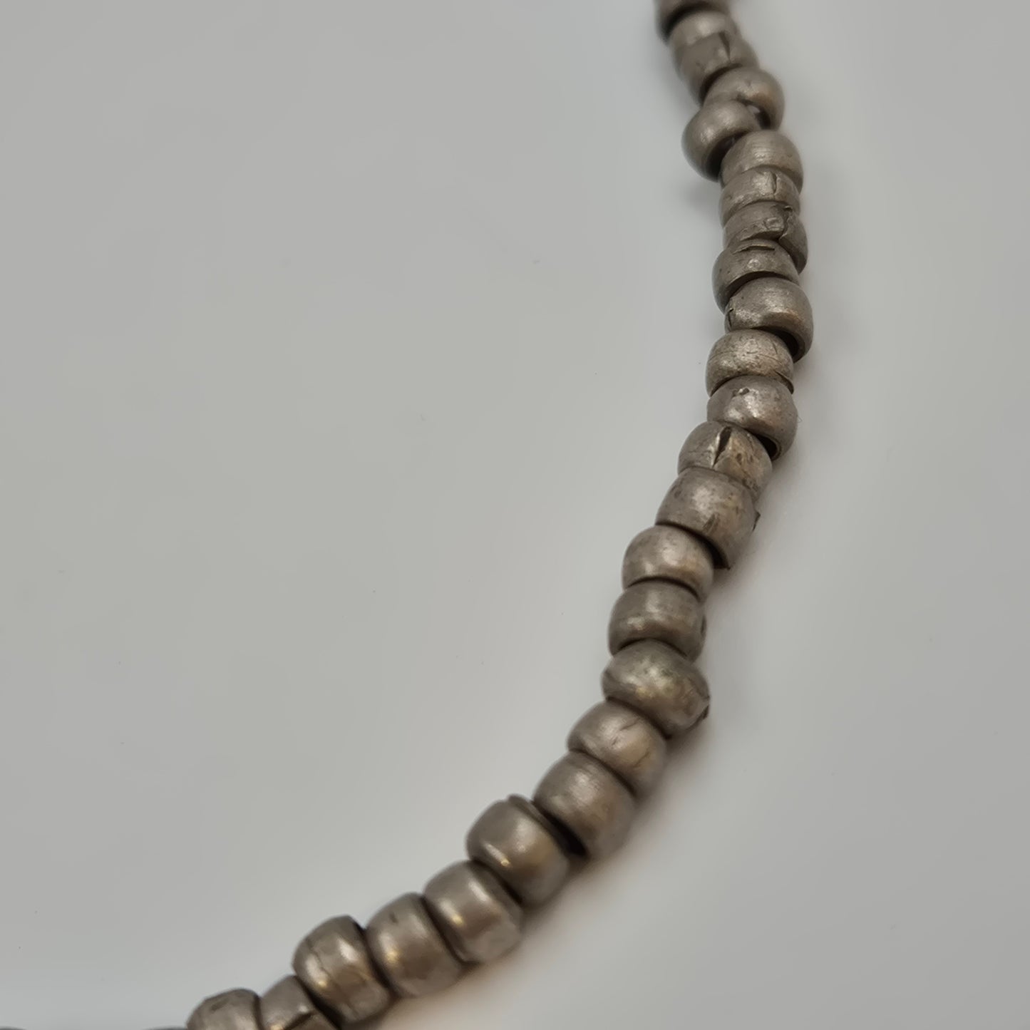 Rustikale Vintage Metallperlen Kette – Ethno Perlenschmuck