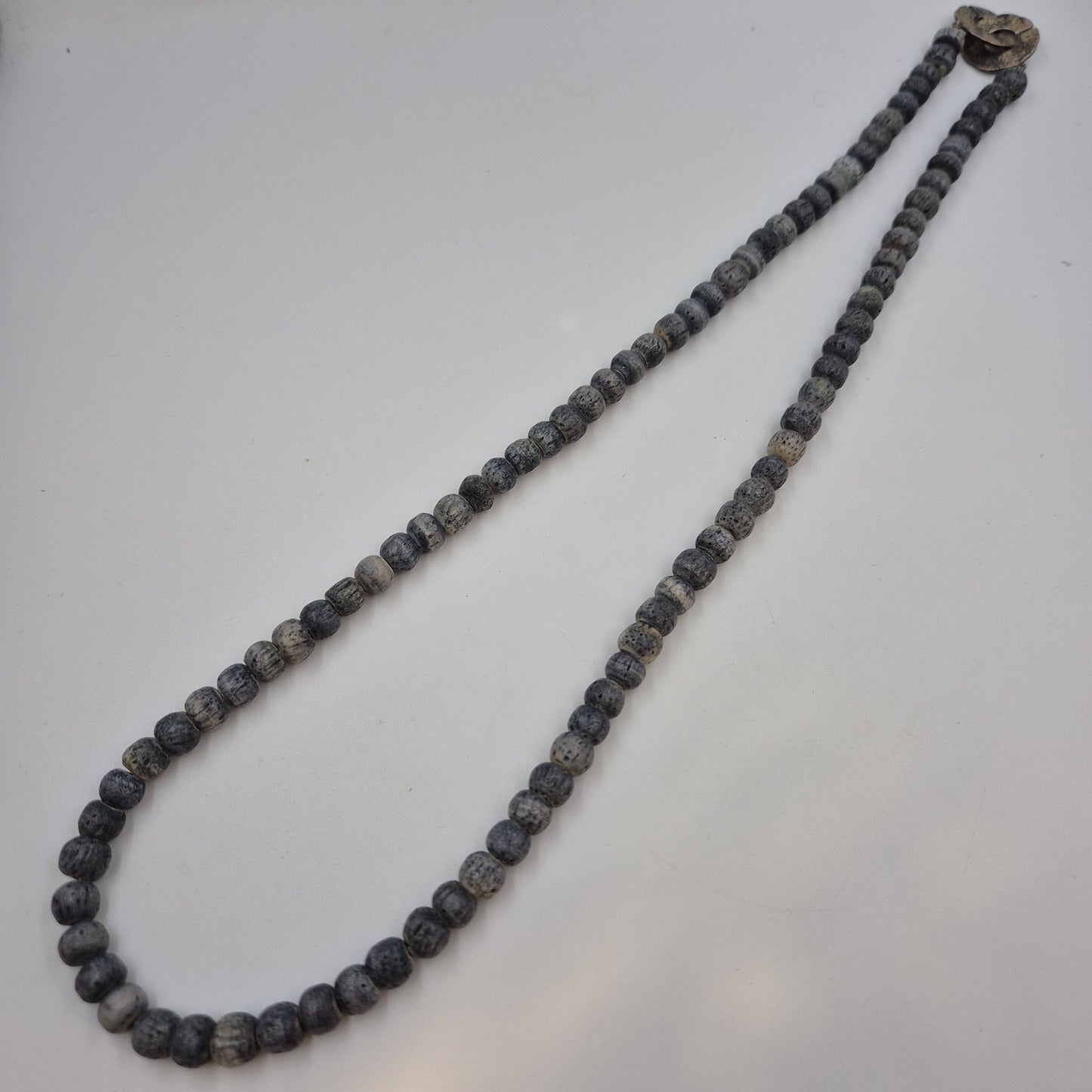 Rustikale Holzperlen Kette – Grauer Ethno Boho Halsschmuck