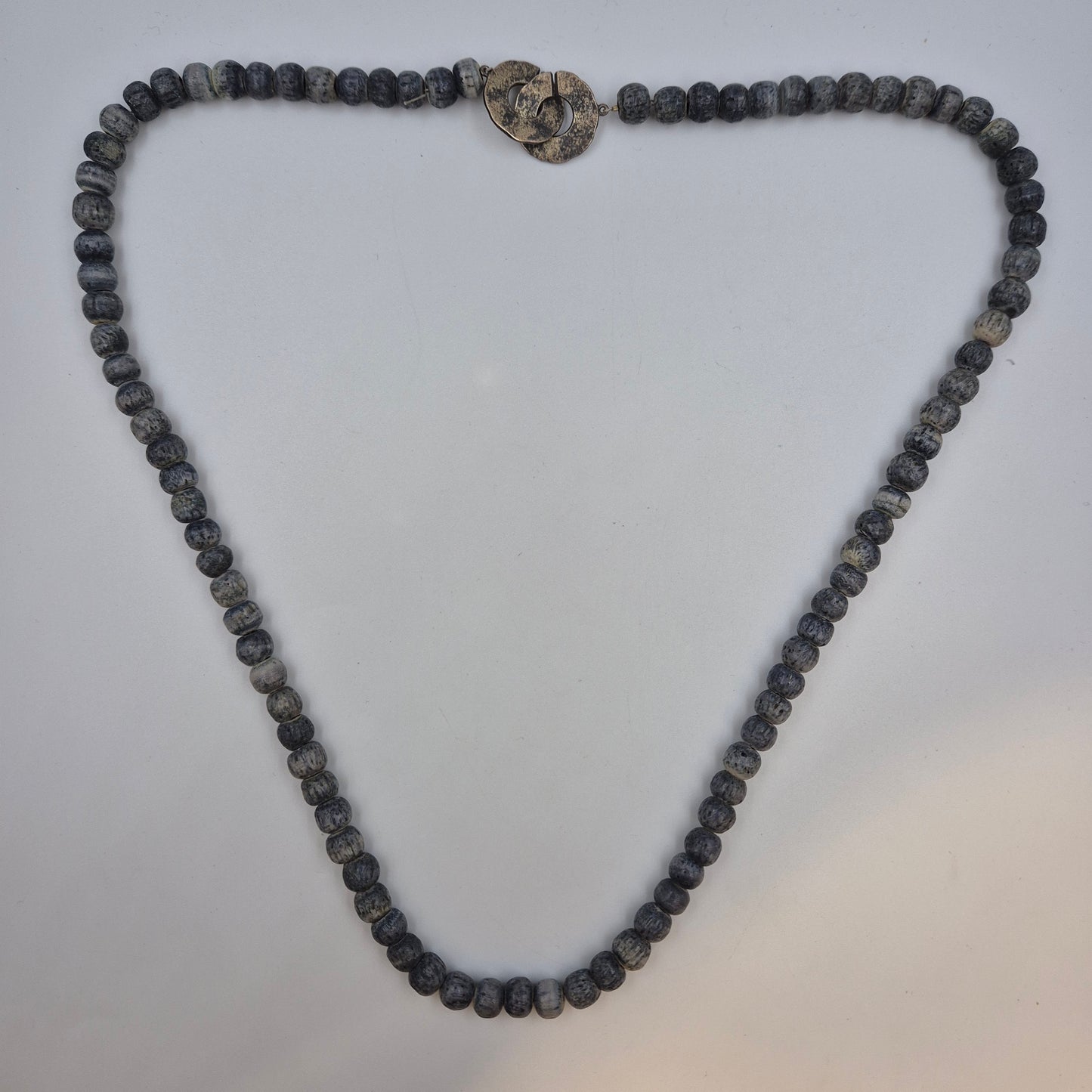 Rustikale Holzperlen Kette – Grauer Ethno Boho Halsschmuck