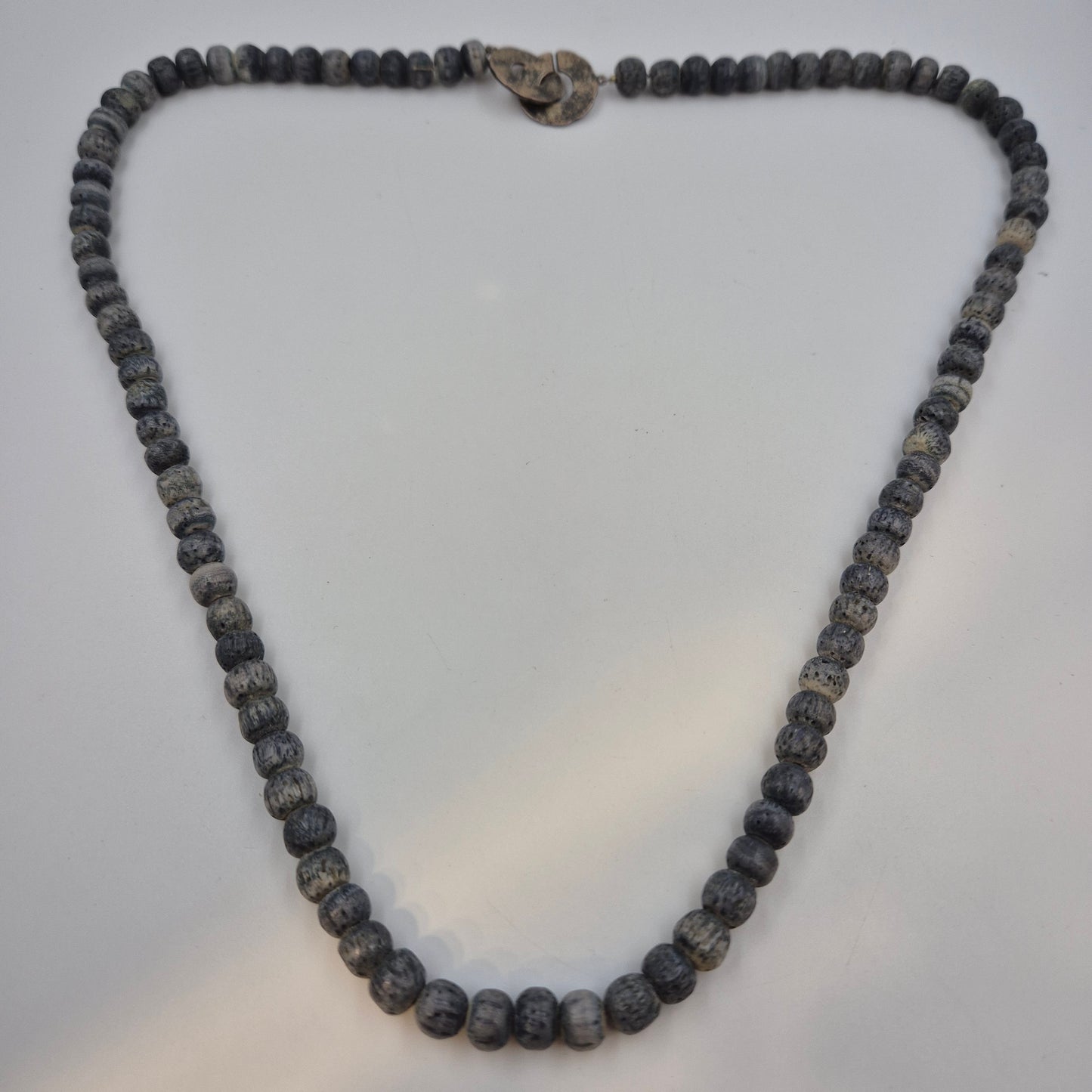 Rustikale Holzperlen Kette – Grauer Ethno Boho Halsschmuck