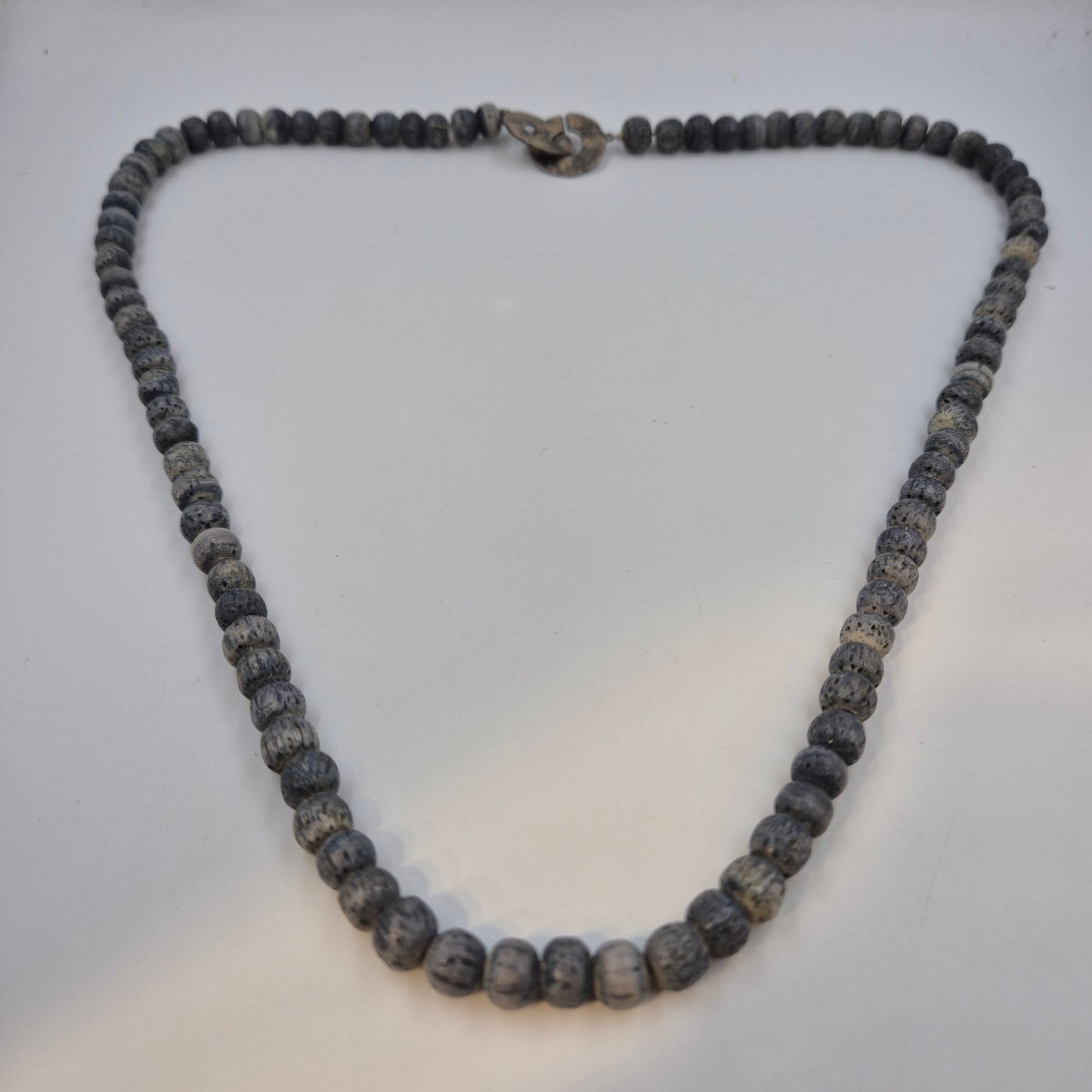 Rustikale Holzperlen Kette – Grauer Ethno Boho Halsschmuck