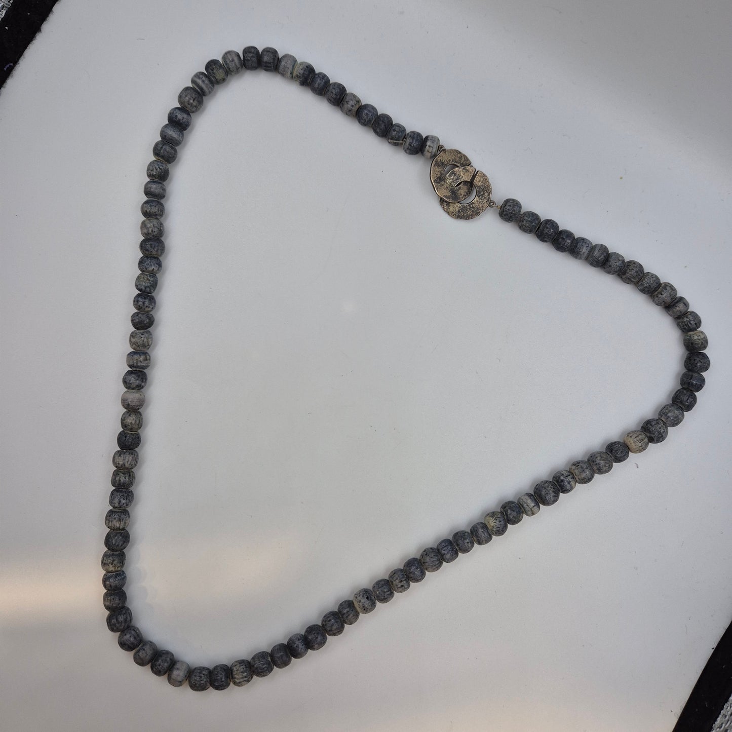 Rustikale Holzperlen Kette – Grauer Ethno Boho Halsschmuck