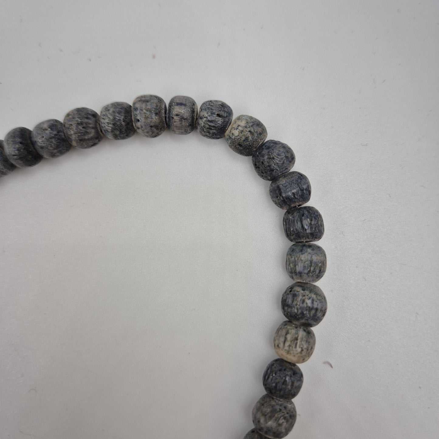 Rustikale Holzperlen Kette – Grauer Ethno Boho Halsschmuck