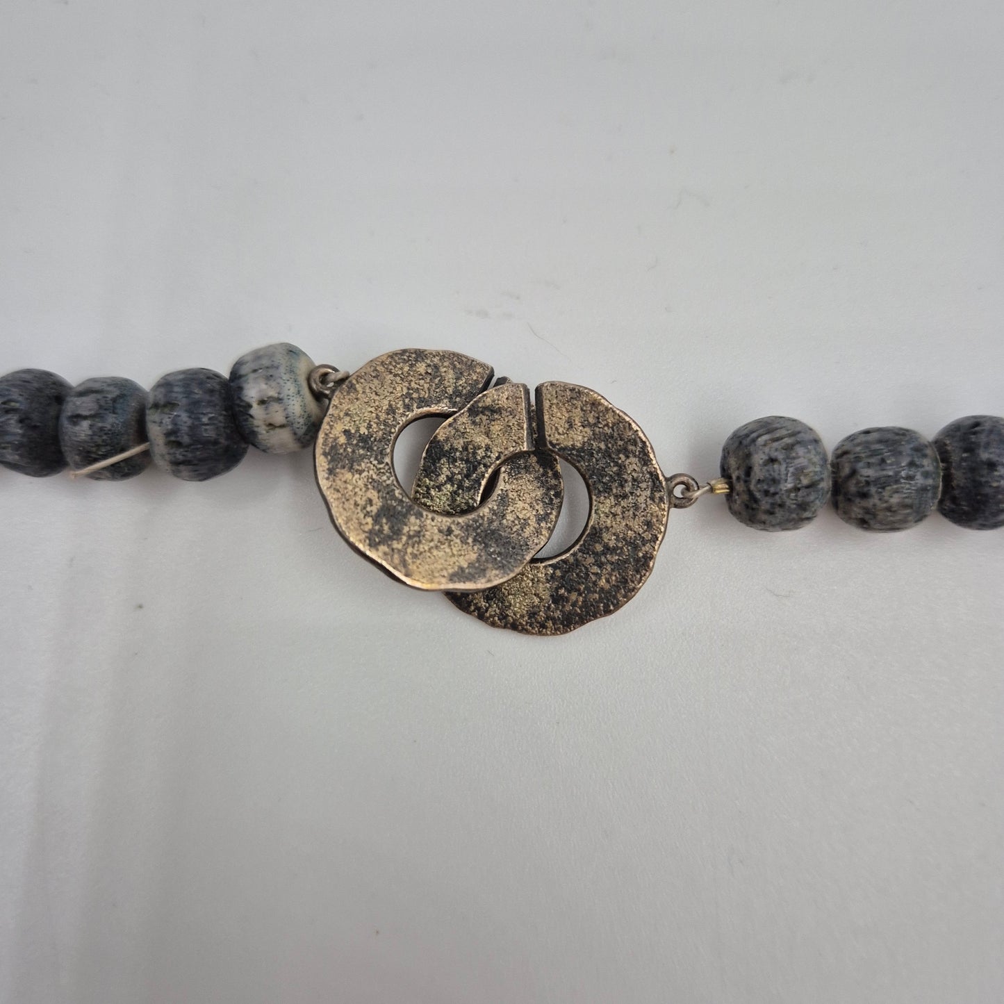 Rustikale Holzperlen Kette – Grauer Ethno Boho Halsschmuck
