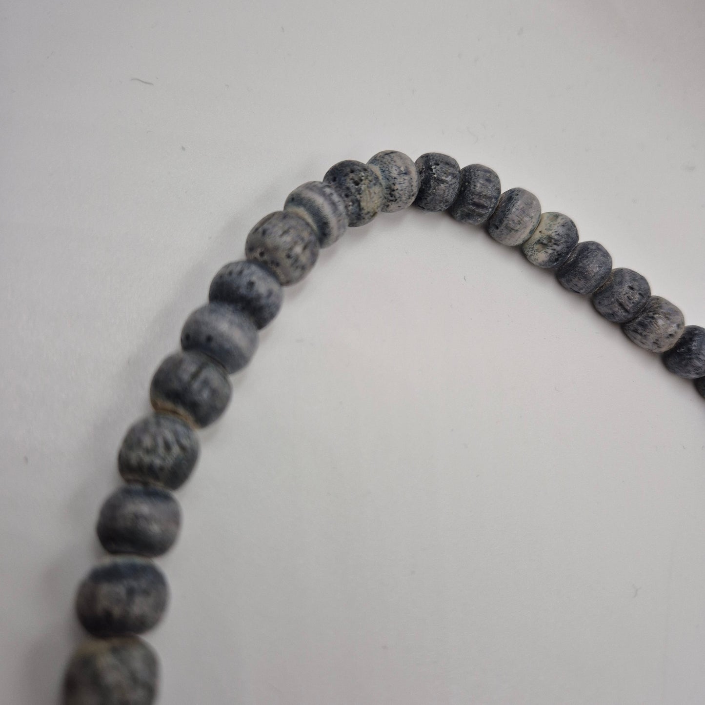 Rustikale Holzperlen Kette – Grauer Ethno Boho Halsschmuck