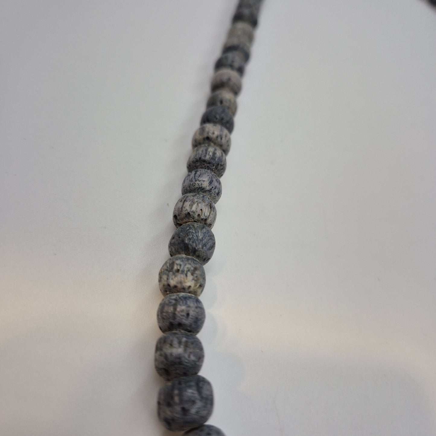 Rustikale Holzperlen Kette – Grauer Ethno Boho Halsschmuck