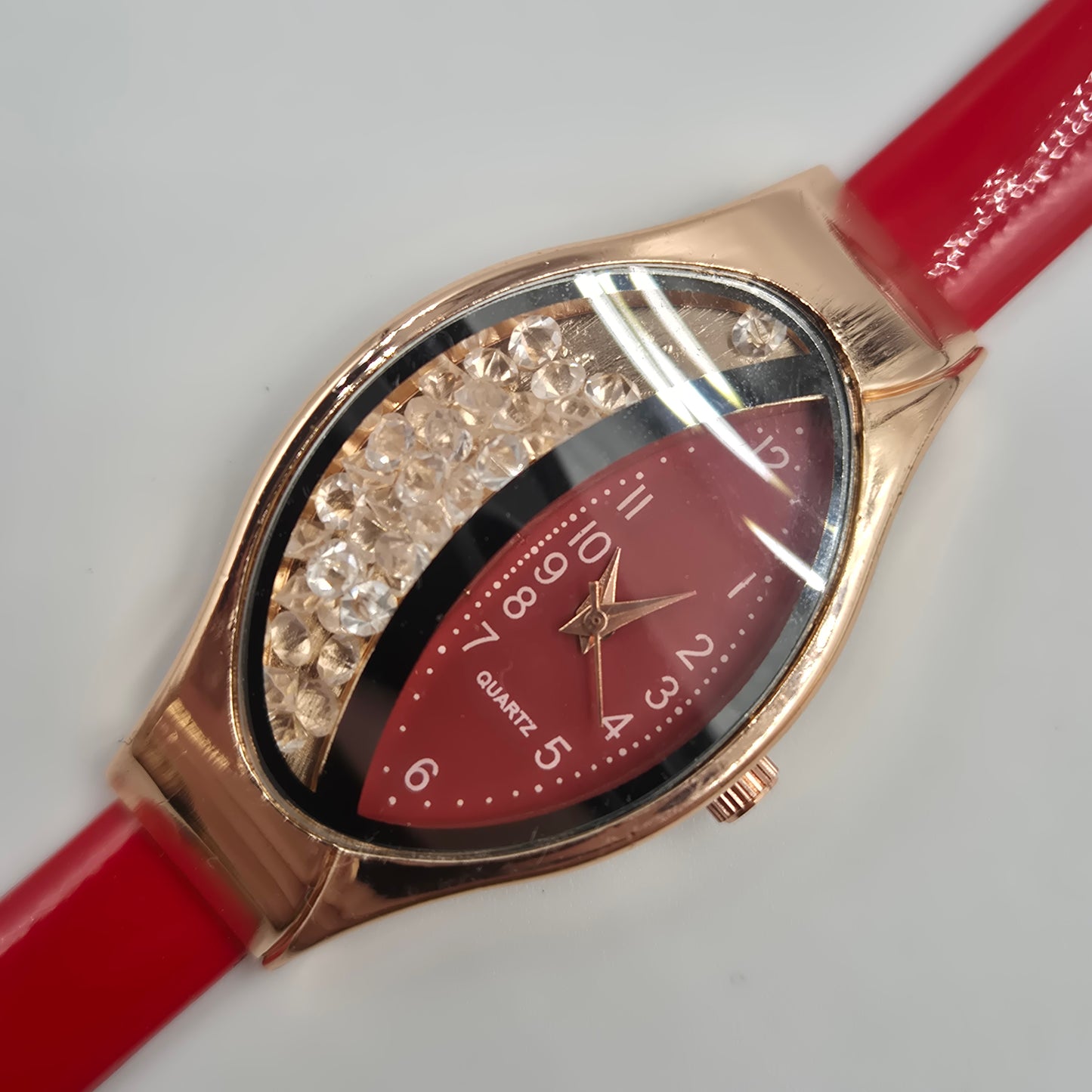 Moderne Damen Uhr mit beweglichen Steinen – Rotes Design