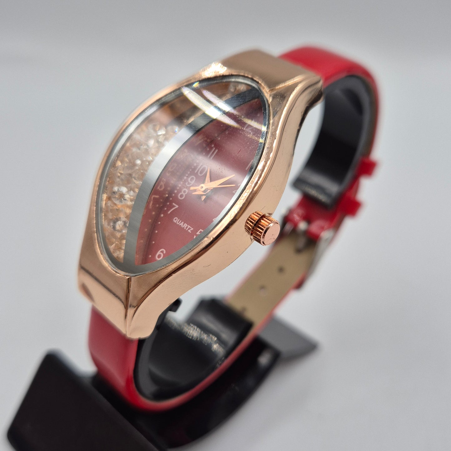 Moderne Damen Uhr mit beweglichen Steinen – Rotes Design