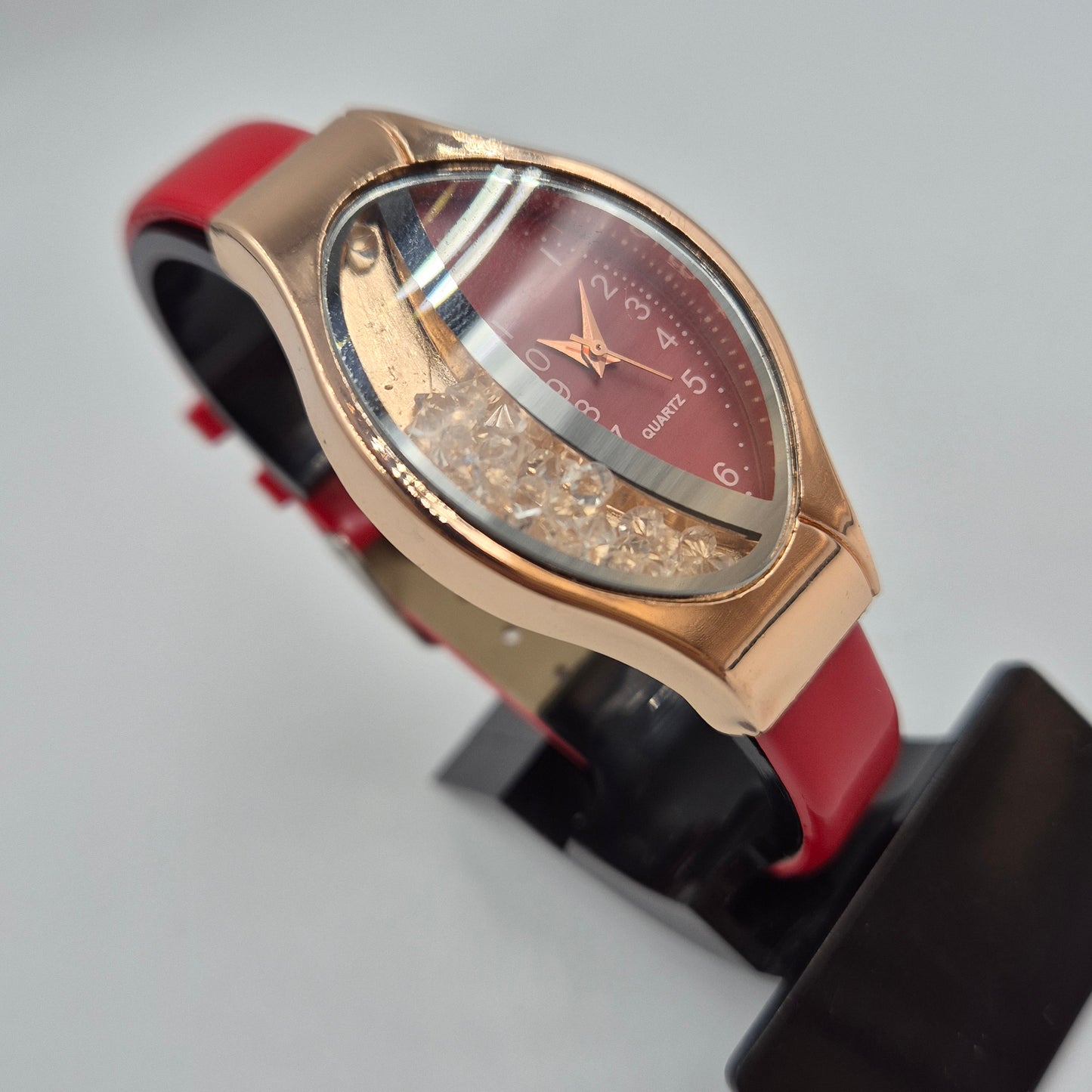 Moderne Damen Uhr mit beweglichen Steinen – Rotes Design