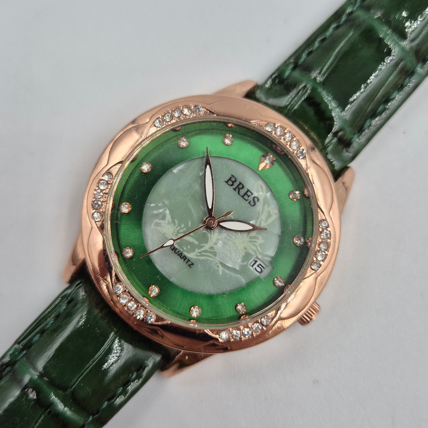 Elegante BRES Damen Uhr – Stilvolles Grün mit funkelndem Besatz