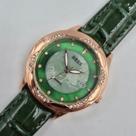 Elegante BRES Damen Uhr – Stilvolles Grün mit funkelndem Besatz