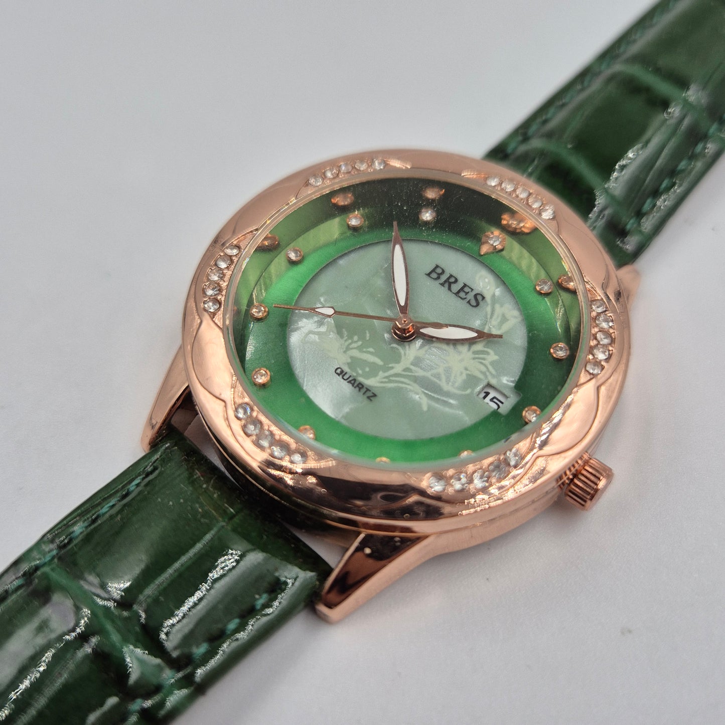 Elegante BRES Damen Uhr – Stilvolles Grün mit funkelndem Besatz
