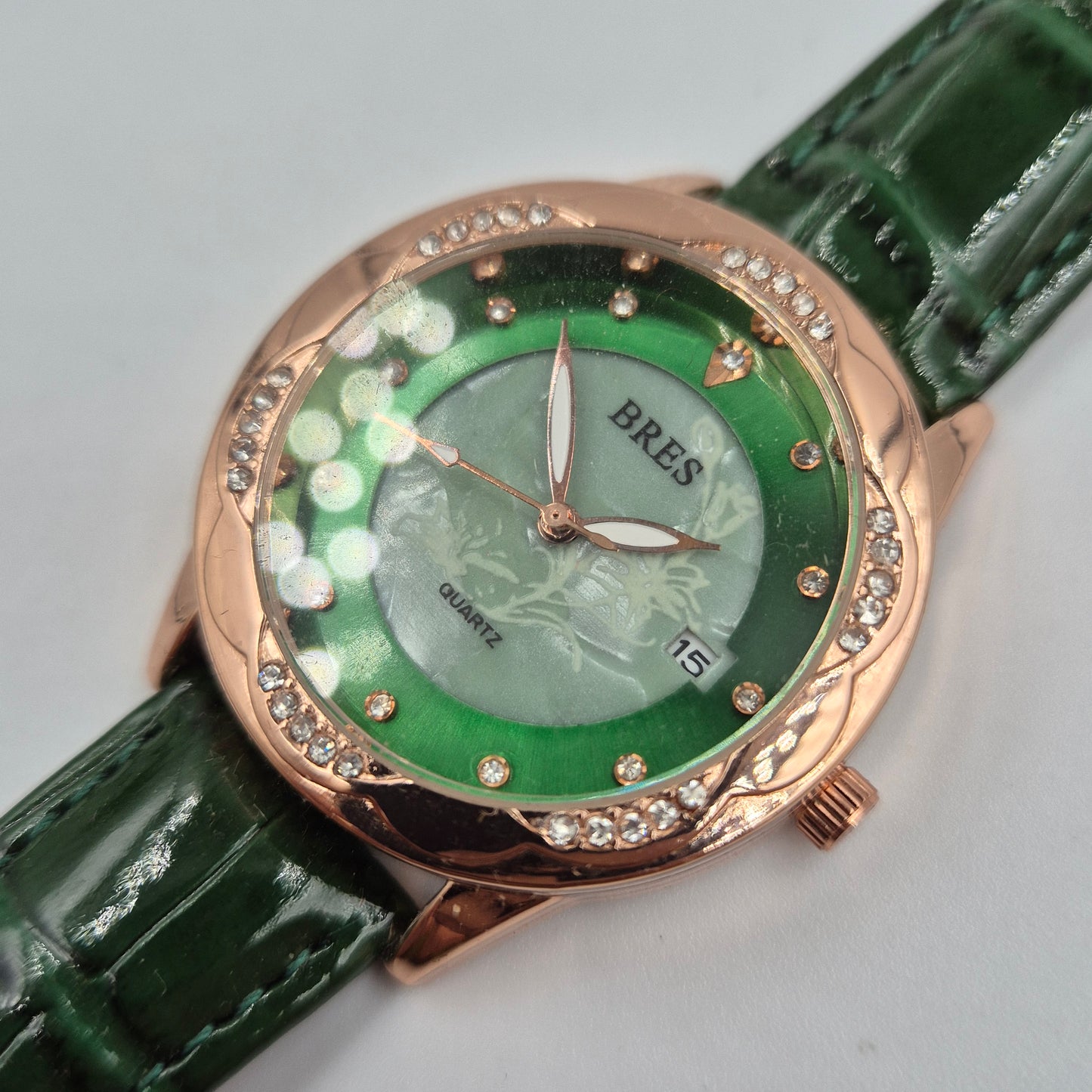 Elegante BRES Damen Uhr – Stilvolles Grün mit funkelndem Besatz