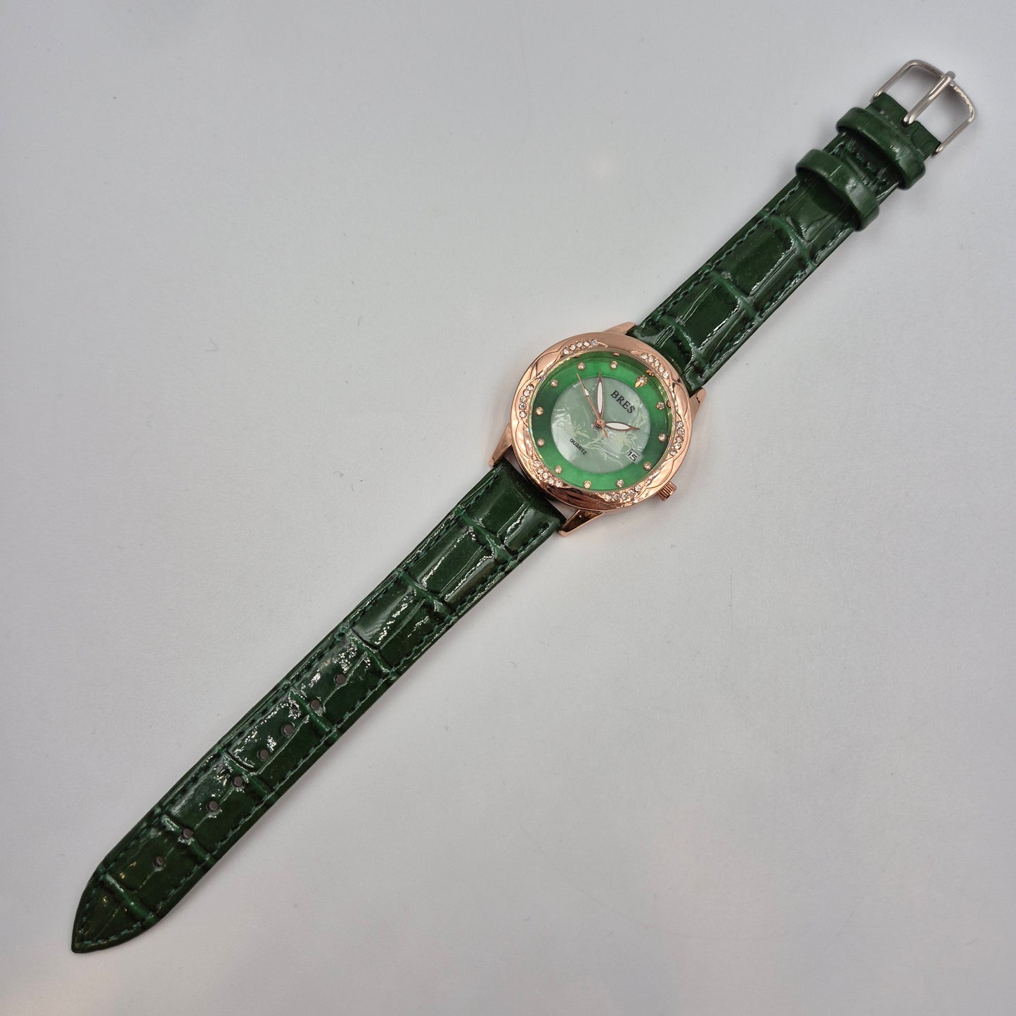 Elegante BRES Damen Uhr – Stilvolles Grün mit funkelndem Besatz