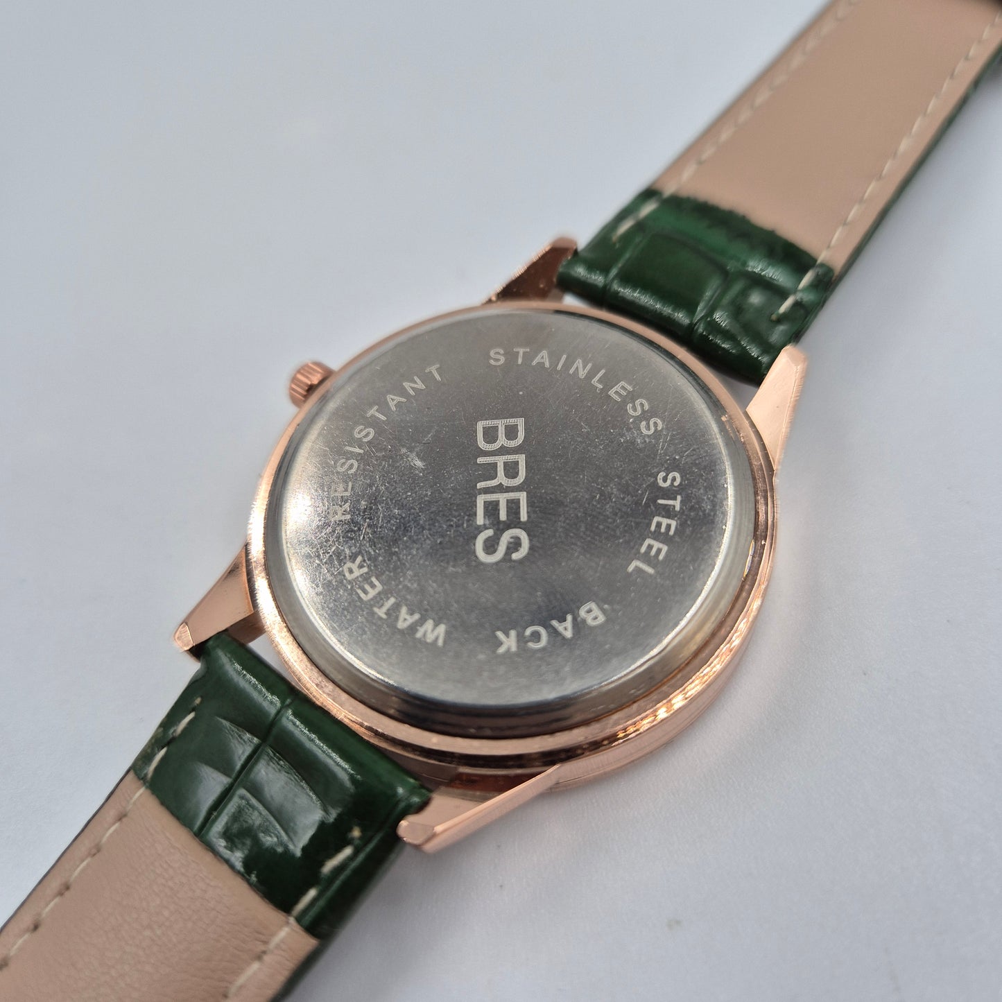 Elegante BRES Damen Uhr – Stilvolles Grün mit funkelndem Besatz
