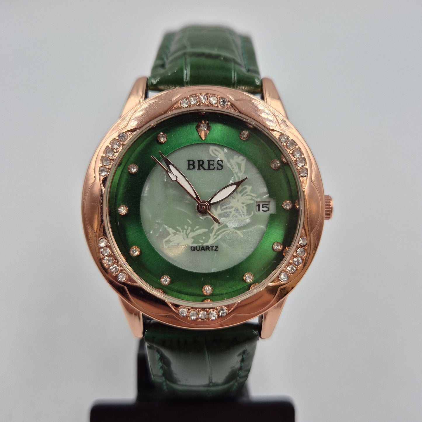 Elegante BRES Damen Uhr – Stilvolles Grün mit funkelndem Besatz