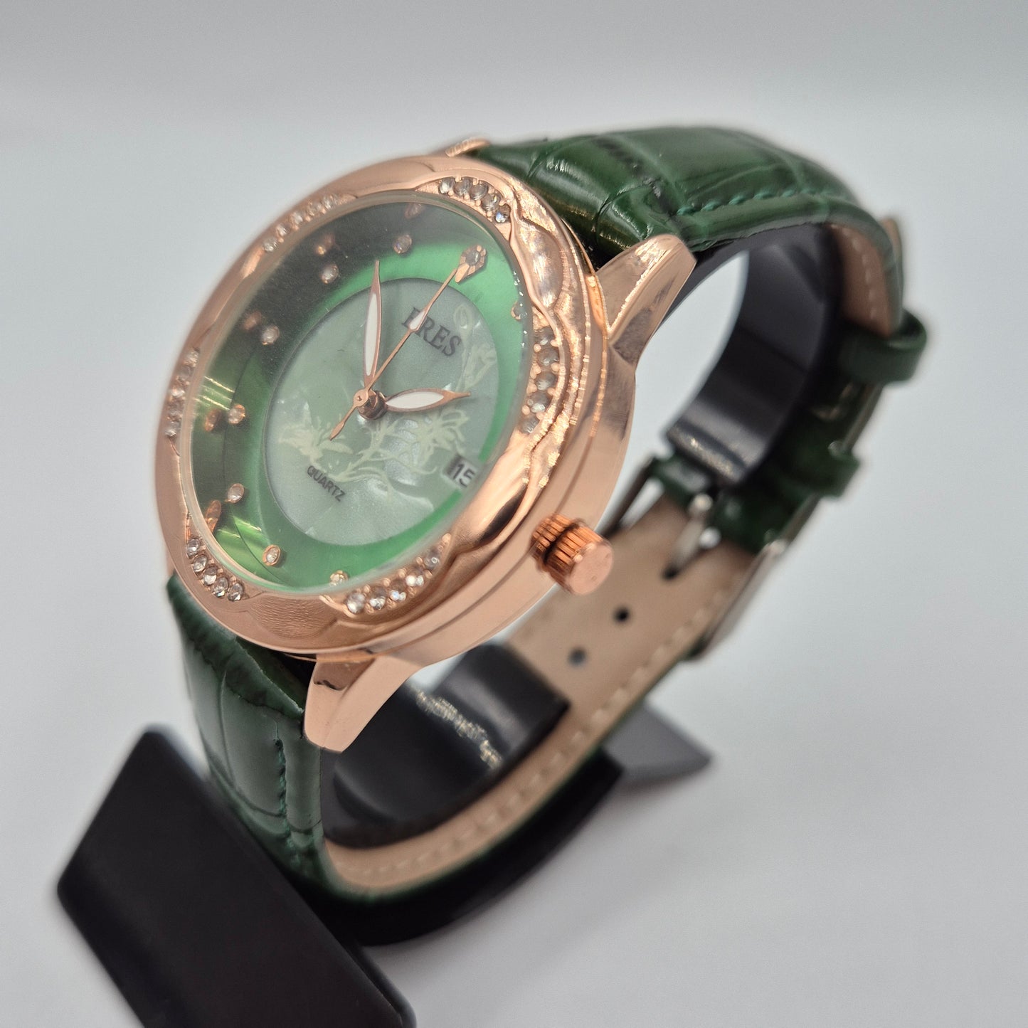 Elegante BRES Damen Uhr – Stilvolles Grün mit funkelndem Besatz