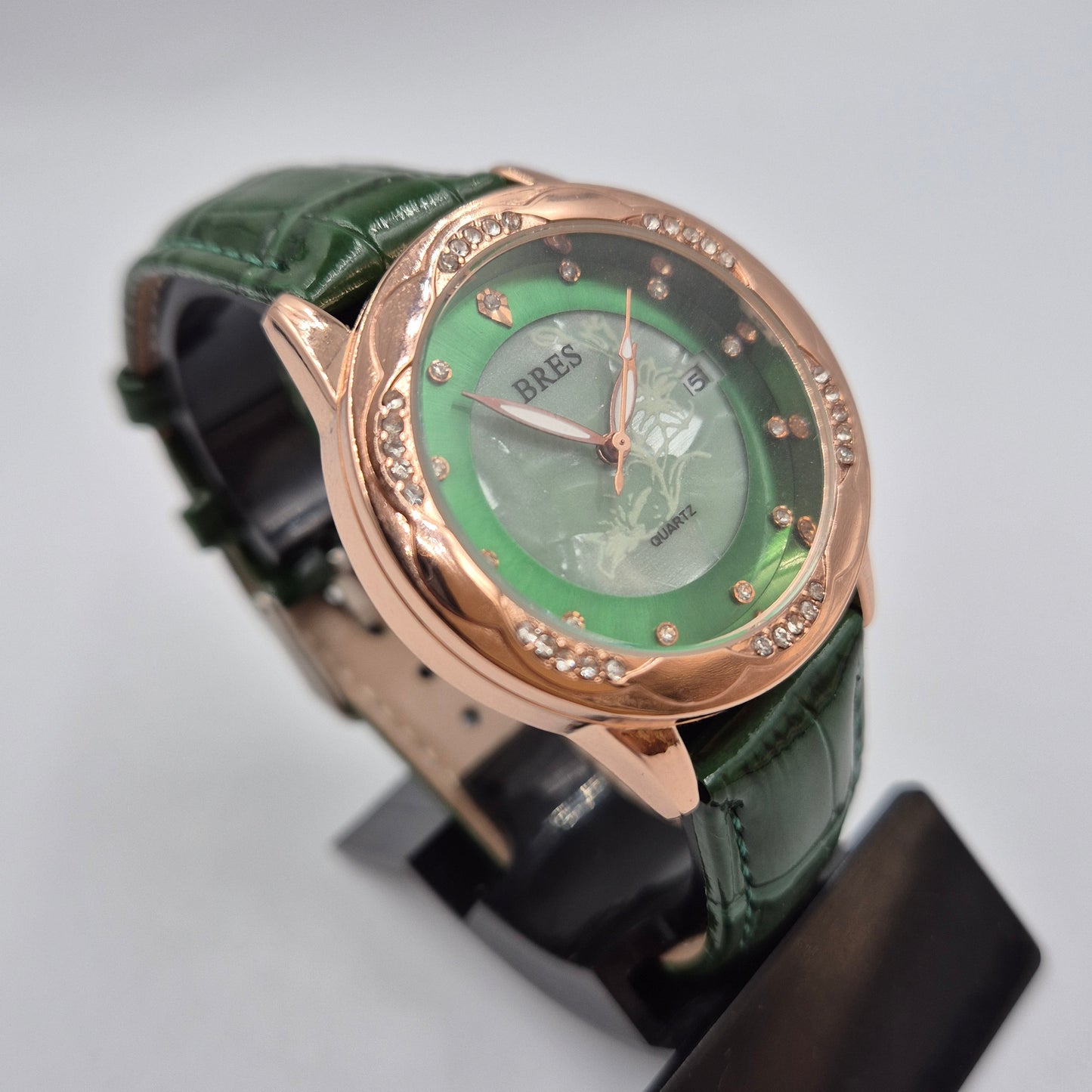 Elegante BRES Damen Uhr – Stilvolles Grün mit funkelndem Besatz