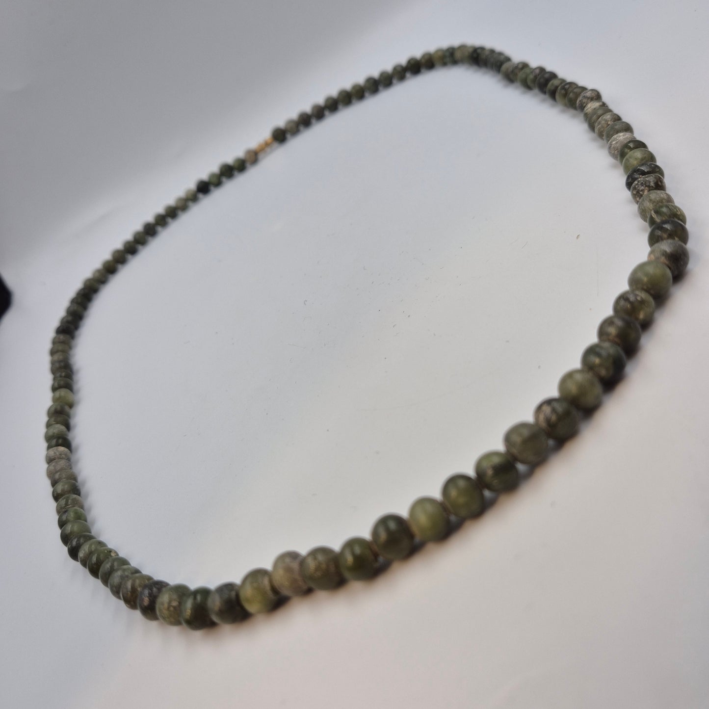 Klassische Serpentin Naturstein Kette – Stilvolles Grün mit Drehverschluss