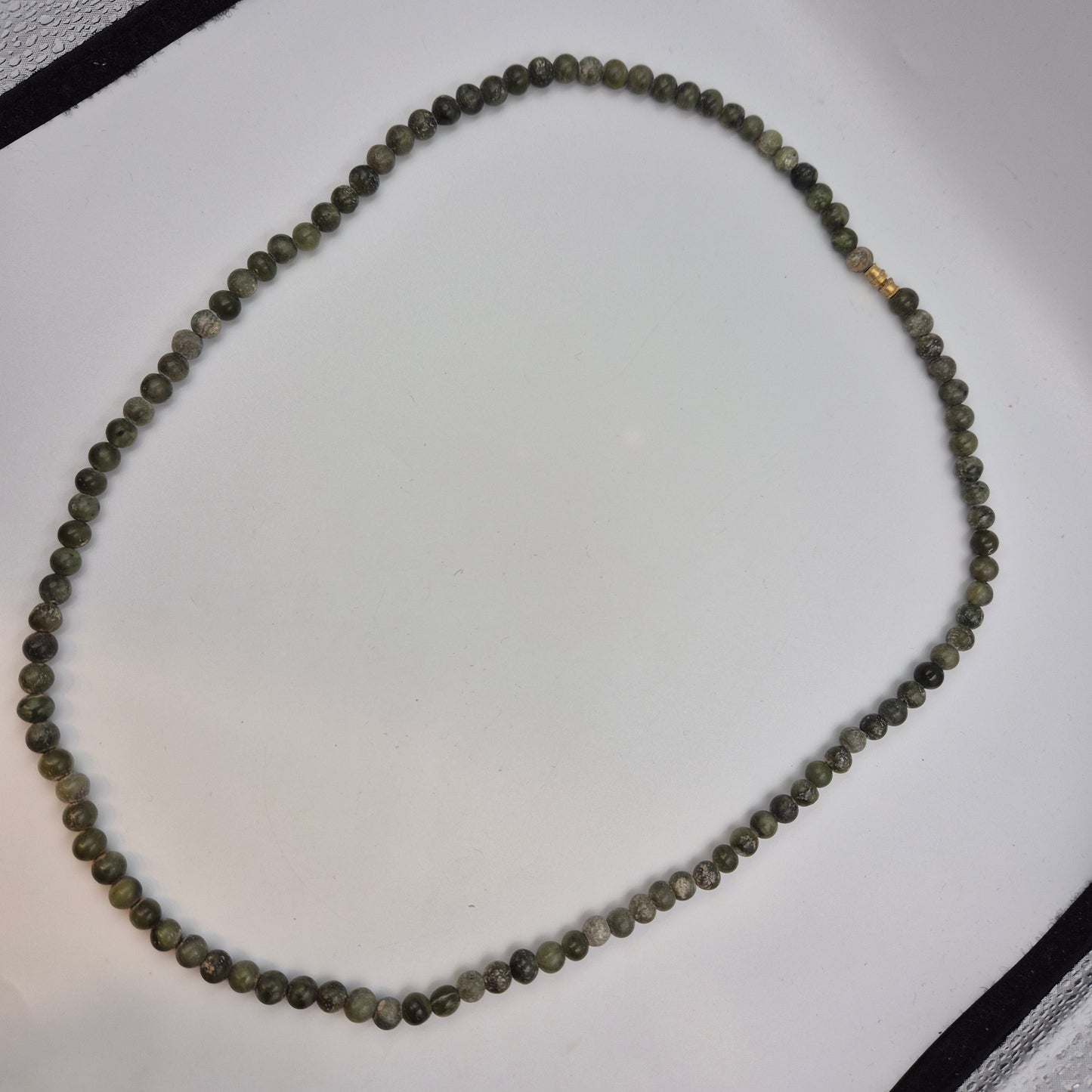Klassische Serpentin Naturstein Kette – Stilvolles Grün mit Drehverschluss