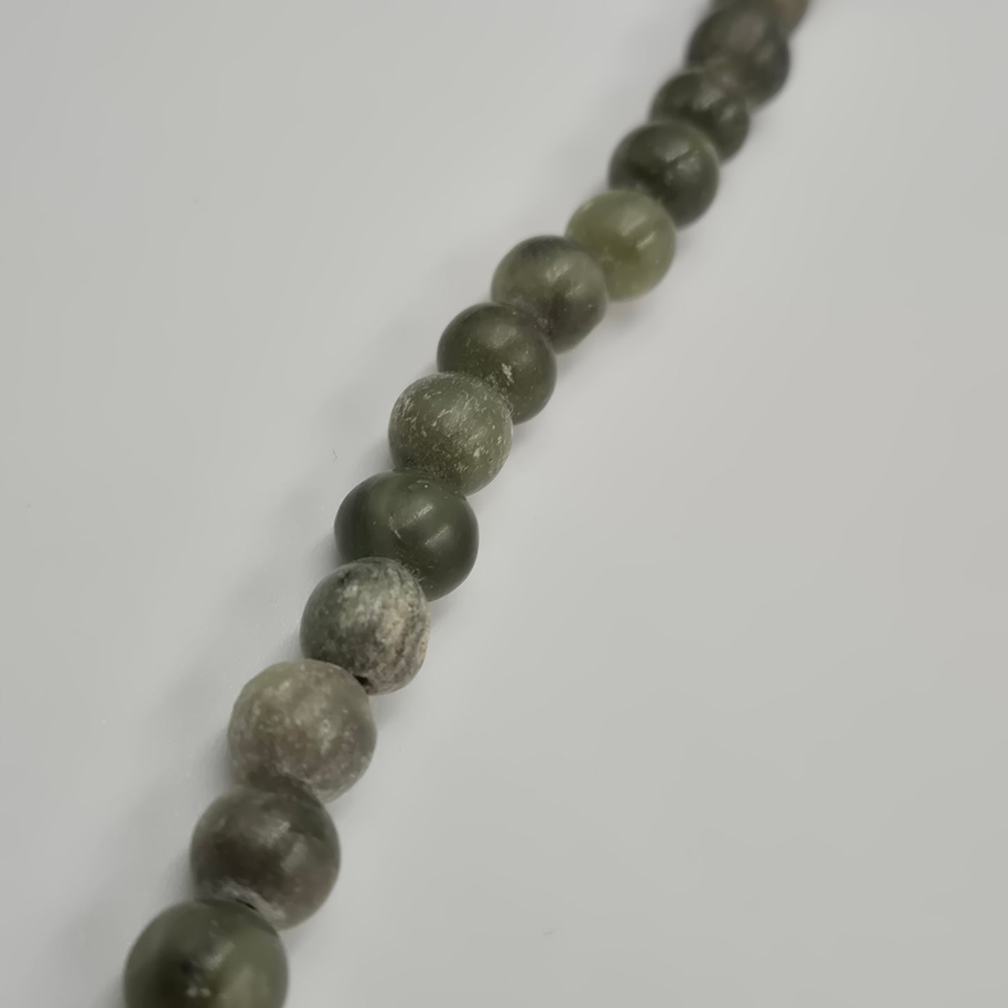 Klassische Serpentin Naturstein Kette – Stilvolles Grün mit Drehverschluss