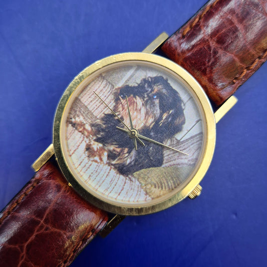 Ausgefallene Unisex Uhr mit Hundemotiv – Vintage Style in Gold & Braun