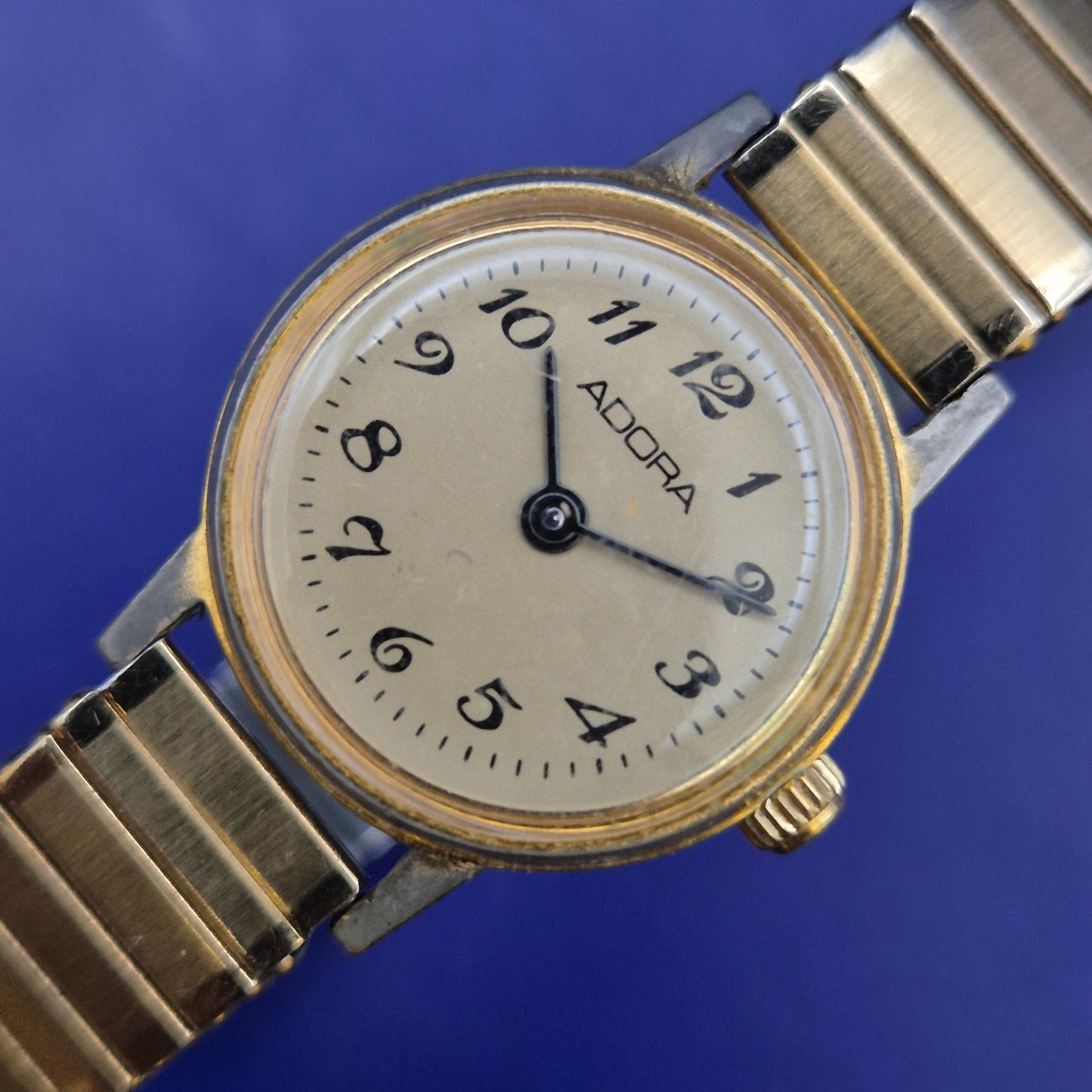 Klassische Adora Damen Uhr – Flexibles Zugarmband im Vintage-Stil