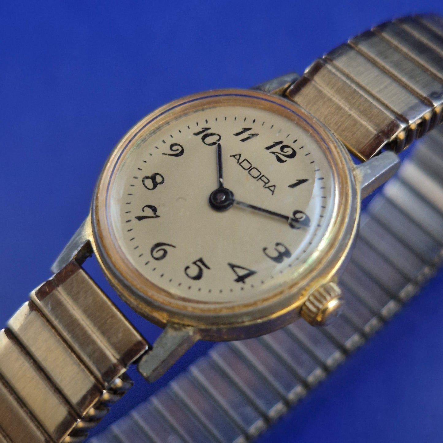 Klassische Adora Damen Uhr – Flexibles Zugarmband im Vintage-Stil