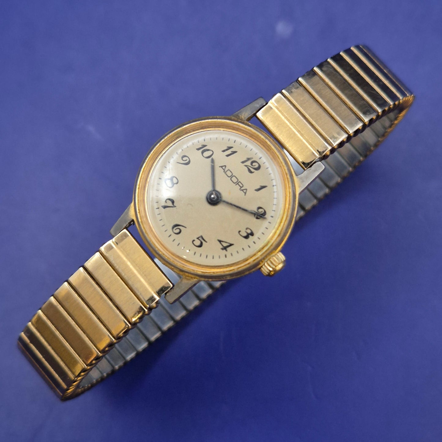 Klassische Adora Damen Uhr – Flexibles Zugarmband im Vintage-Stil