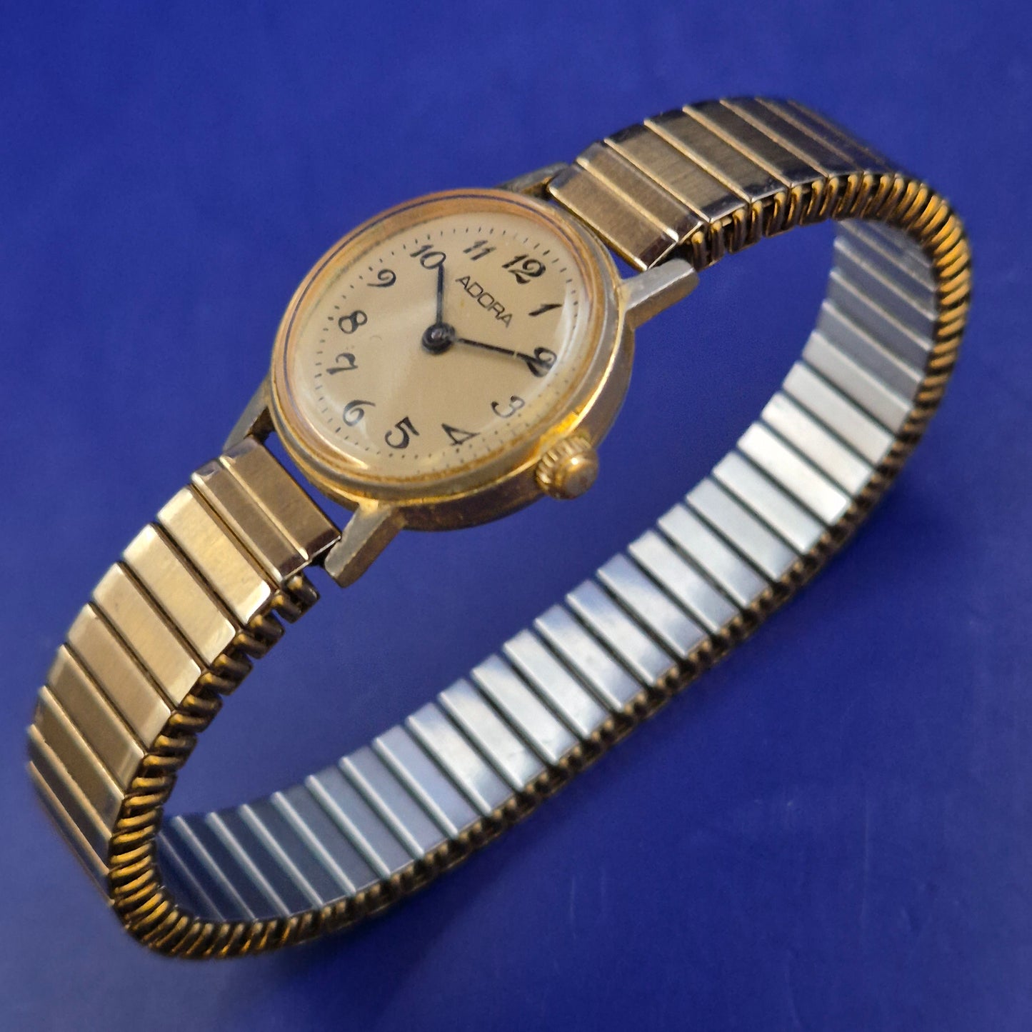 Klassische Adora Damen Uhr – Flexibles Zugarmband im Vintage-Stil