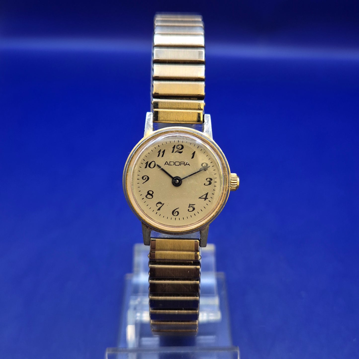 Klassische Adora Damen Uhr – Flexibles Zugarmband im Vintage-Stil