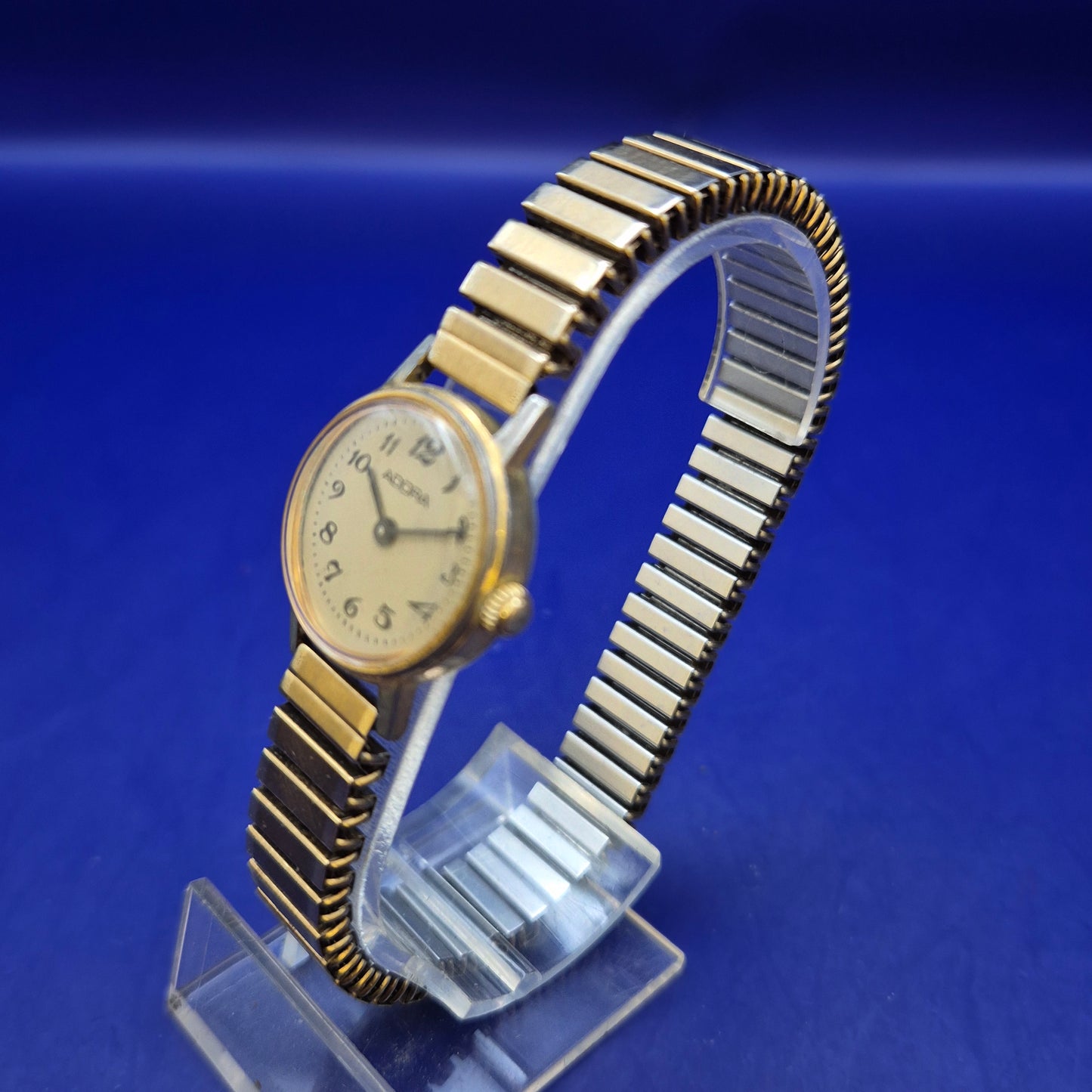 Klassische Adora Damen Uhr – Flexibles Zugarmband im Vintage-Stil