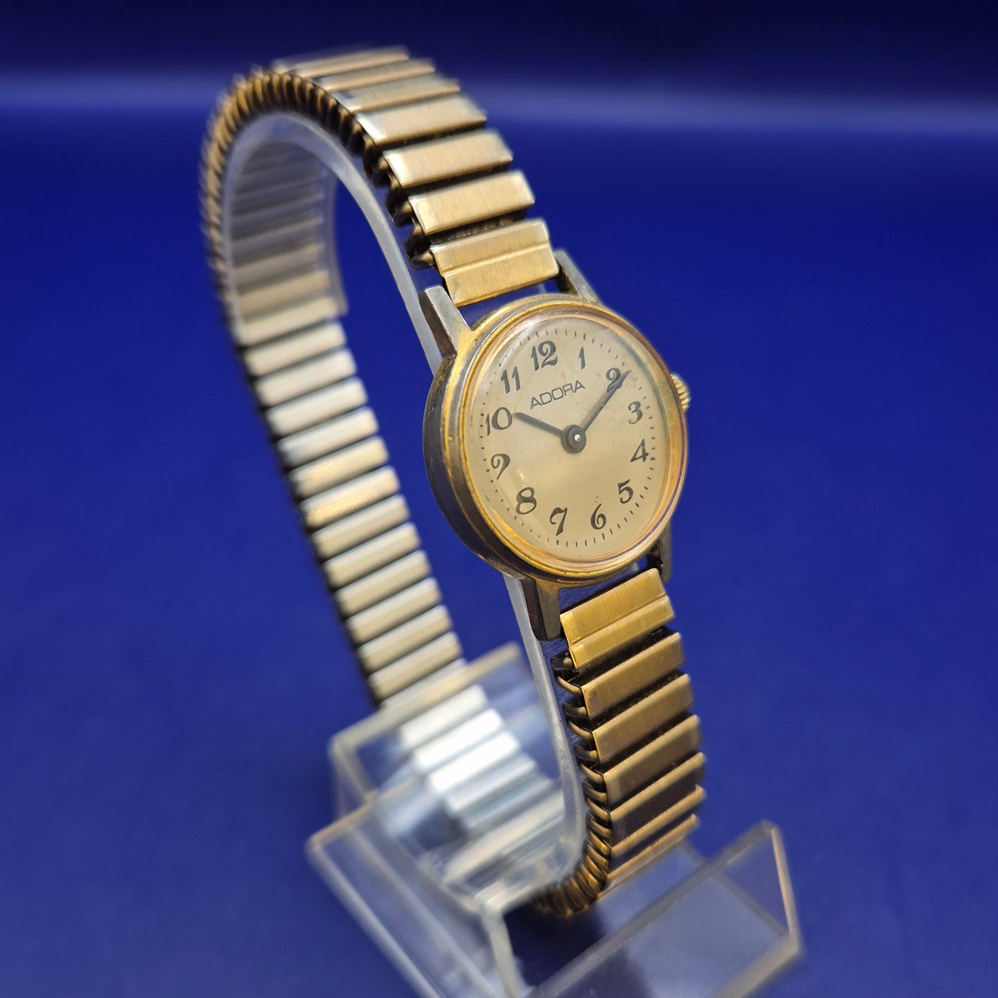 Klassische Adora Damen Uhr – Flexibles Zugarmband im Vintage-Stil
