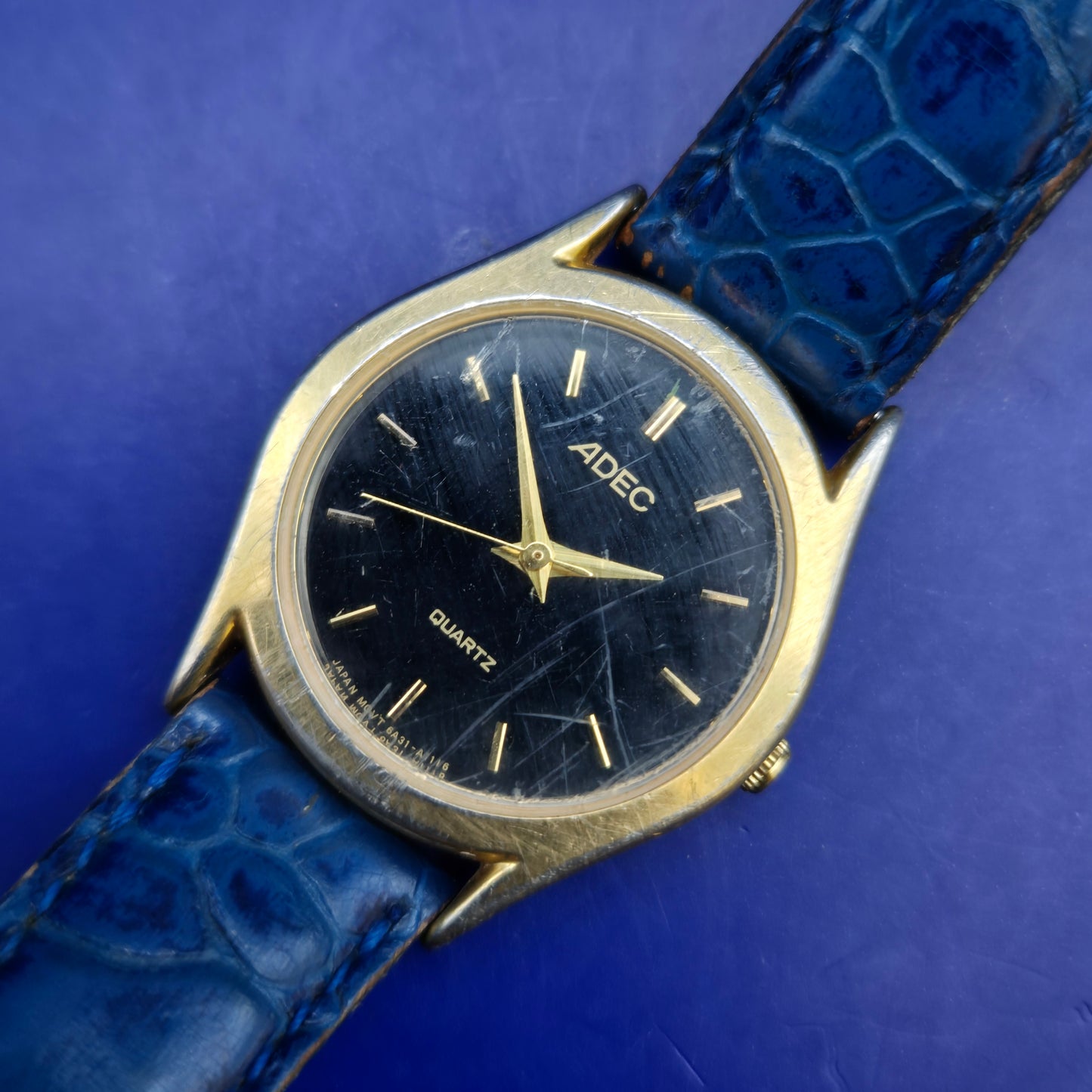 Klassische ADEC Damen Uhr – Elegantes Design in Schwarz und Gold