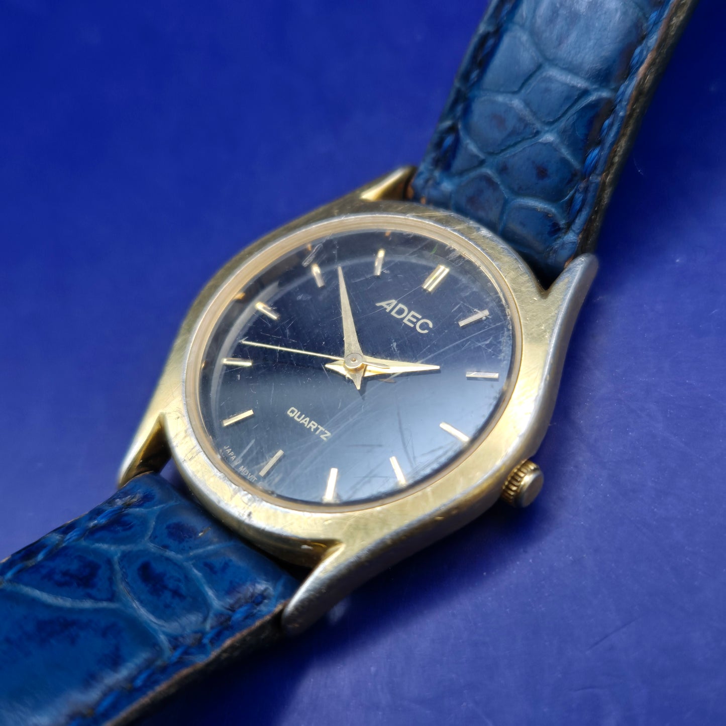 Klassische ADEC Damen Uhr – Elegantes Design in Schwarz und Gold