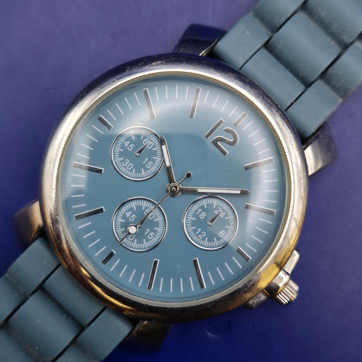 Moderne LBMDJ Damen Uhr – Sportlicher Look in Mattblau und Silber