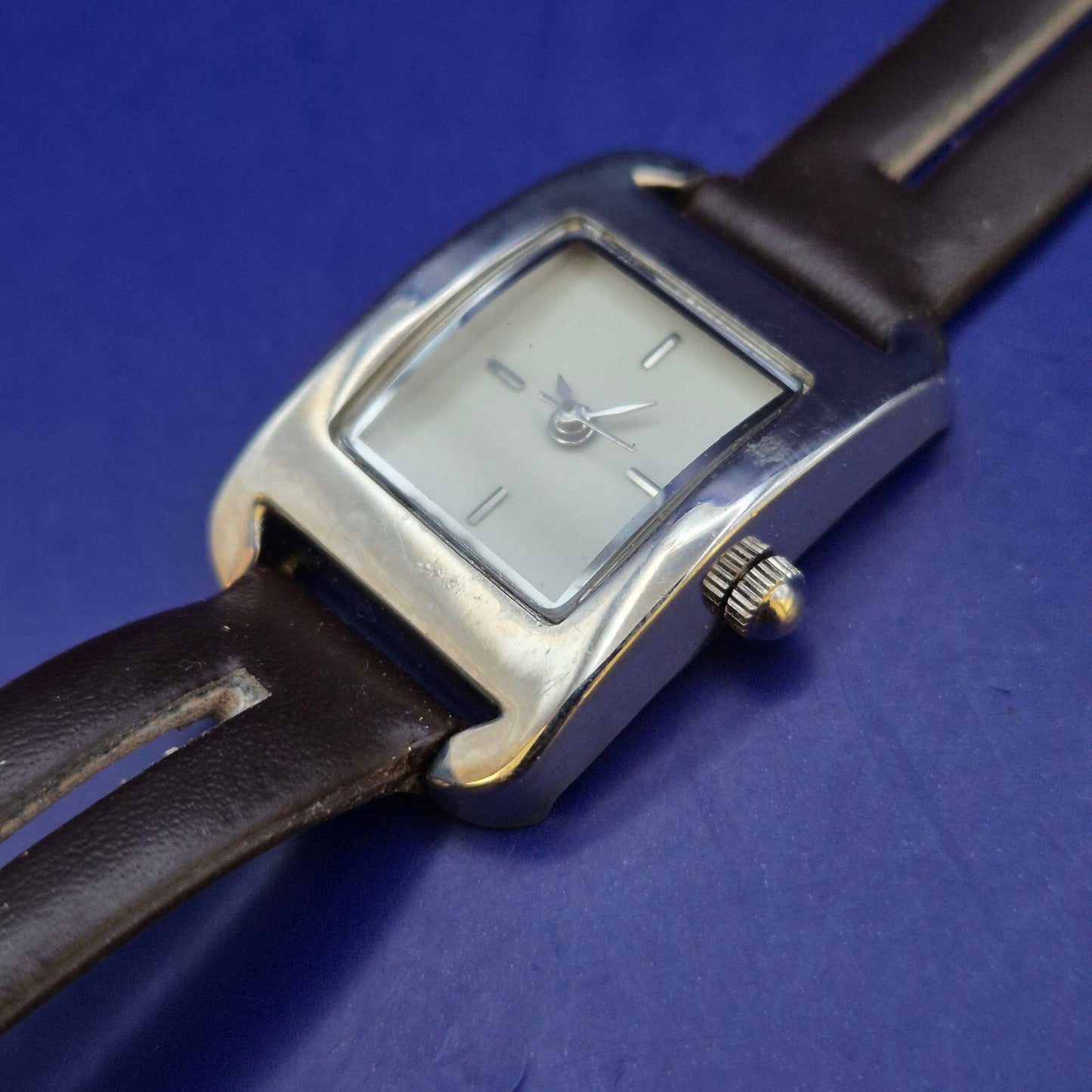 Elegante Damen Uhr – Minimalistisches Design mit braunem Lederband