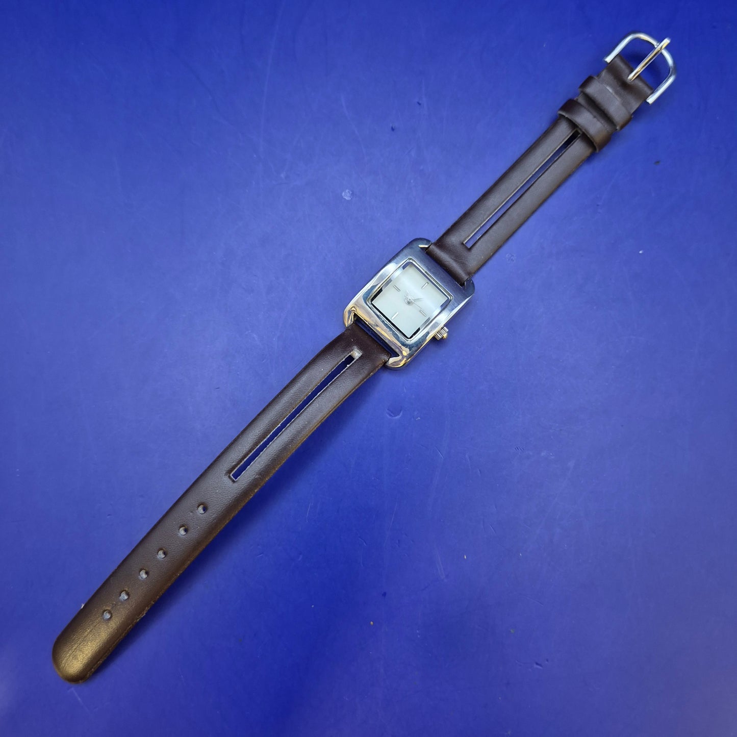 Elegante Damen Uhr – Minimalistisches Design mit braunem Lederband