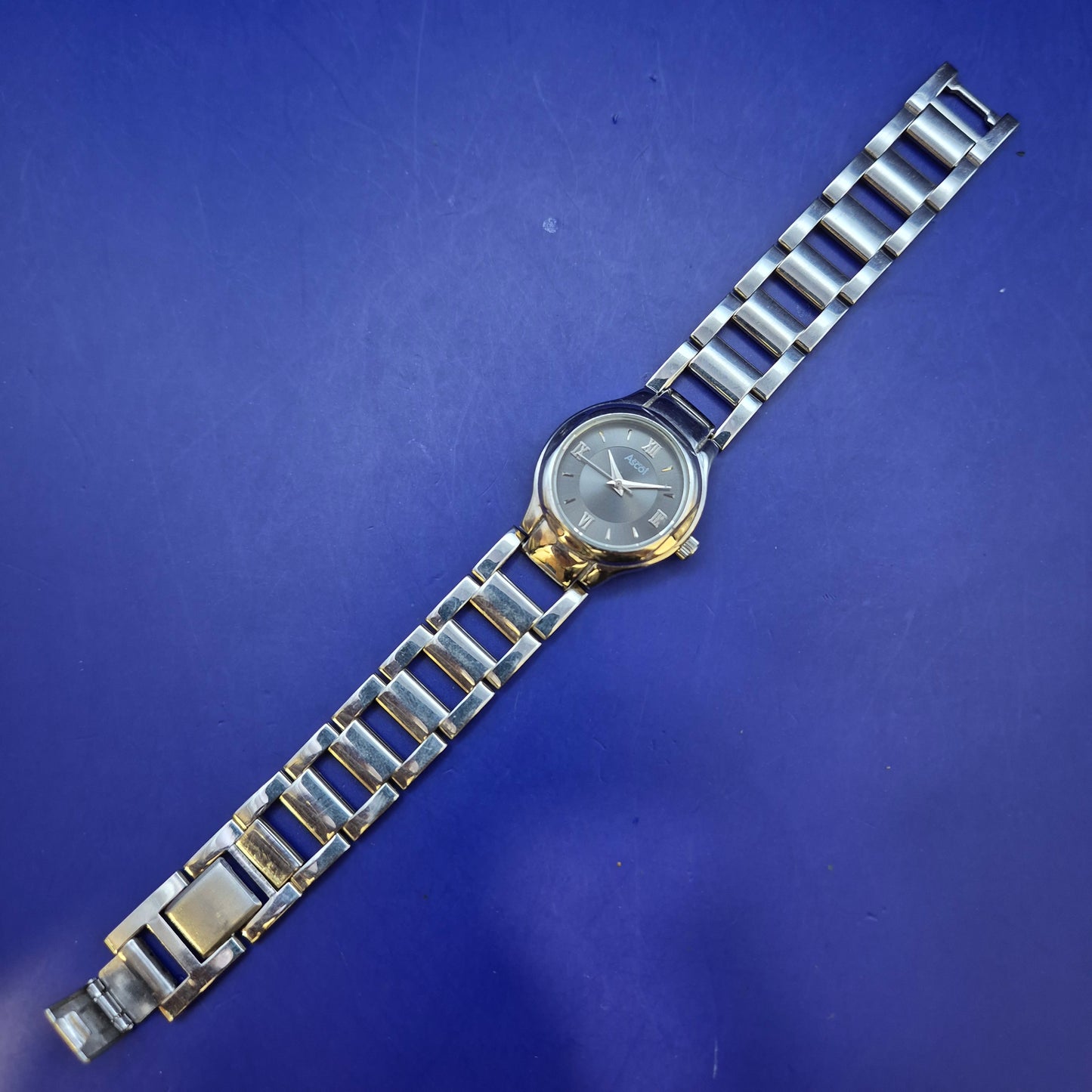Elegante Ascot Damen Uhr – Modernes Design mit Edelstahlarmband