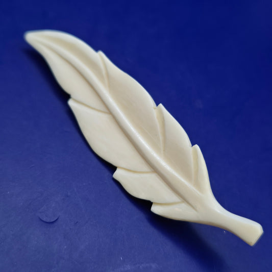 Elegante Brosche in Feder Form – Kunstvoll geschnitztes Vintage Design