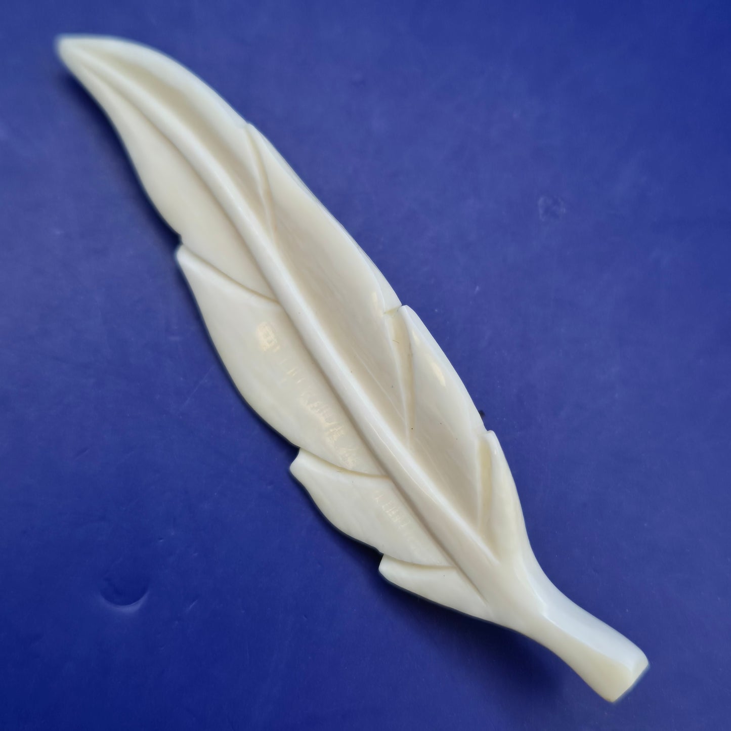 Elegante Brosche in Feder Form – Kunstvoll geschnitztes Vintage Design